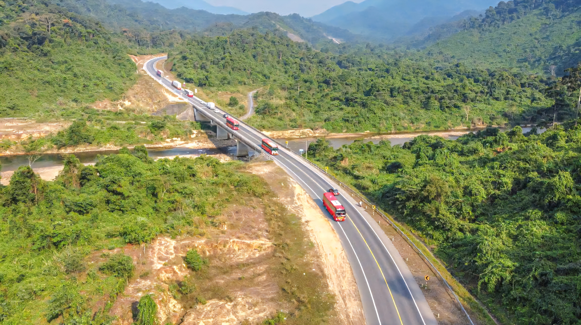 Cận cảnh tuyến La Sơn - Hòa Liên trước giờ mở rộng thành cao tốc- Ảnh 11. Cận cảnh tuyến La Sơn - Hòa Liên trước giờ mở rộng thành cao tốc- Ảnh 11.