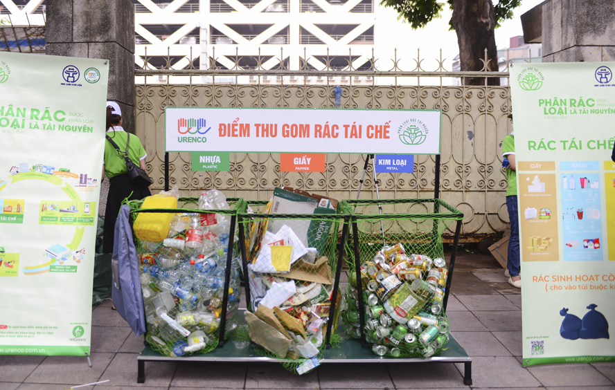 Bộ Xây dựng phát động Tháng hành động vì môi trường, chung tay giảm thiểu rác thải nhựa- Ảnh 1. Triển khai chương trình đổi rác tái chế tại 4 quận của Hà Nội