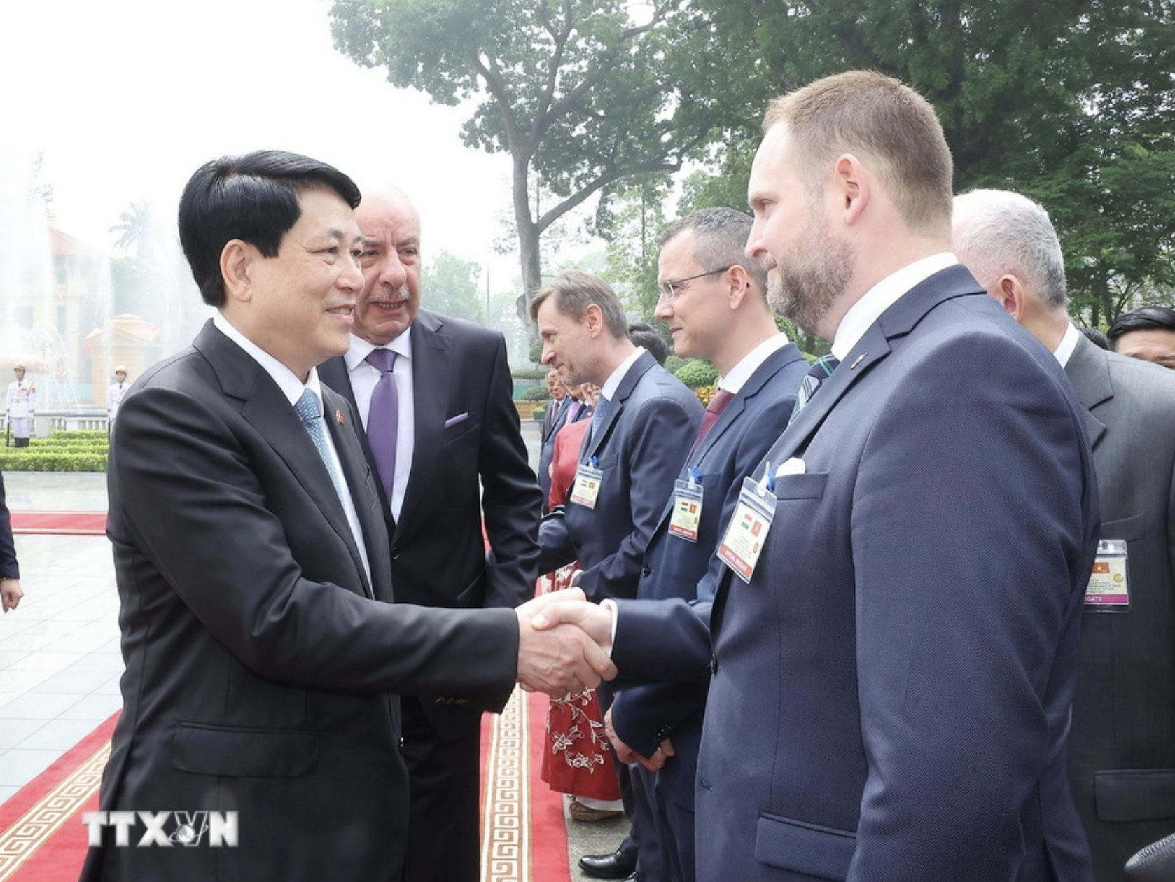 Chủ tịch nước Lương Cường chủ trì lễ đón chính thức Tổng thống Hungary- Ảnh 5. Chủ tịch nước Lương Cường chủ trì lễ đón chính thức Tổng thống Hungary- Ảnh 5.