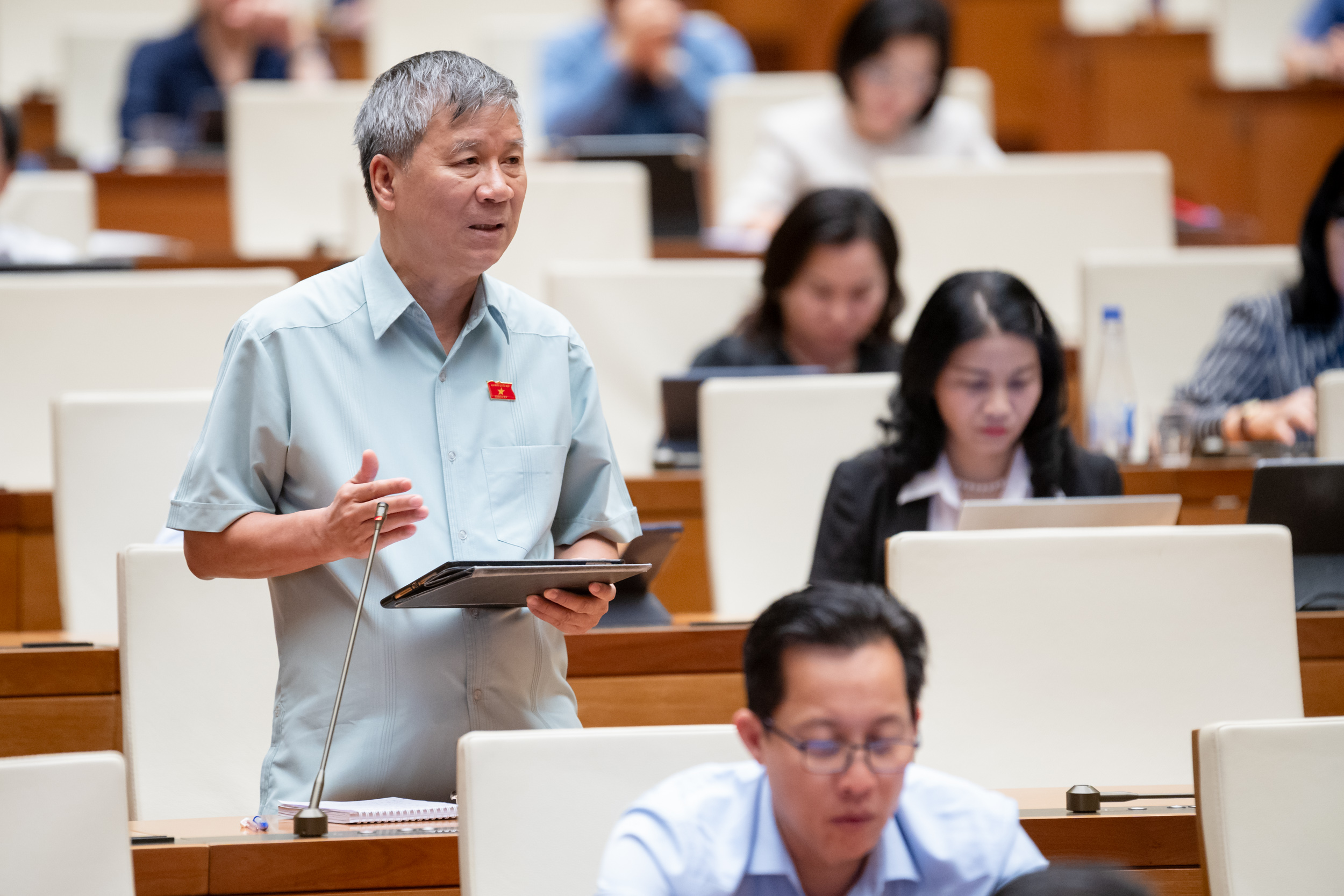ĐBQH: Nên khuyến khích đại biểu không cầm giấy đọc khi thảo luận ở nghị trường- Ảnh 2. ĐBQH: Nên khuyến khích đại biểu không cầm giấy đọc khi thảo luận ở nghị trường- Ảnh 2.