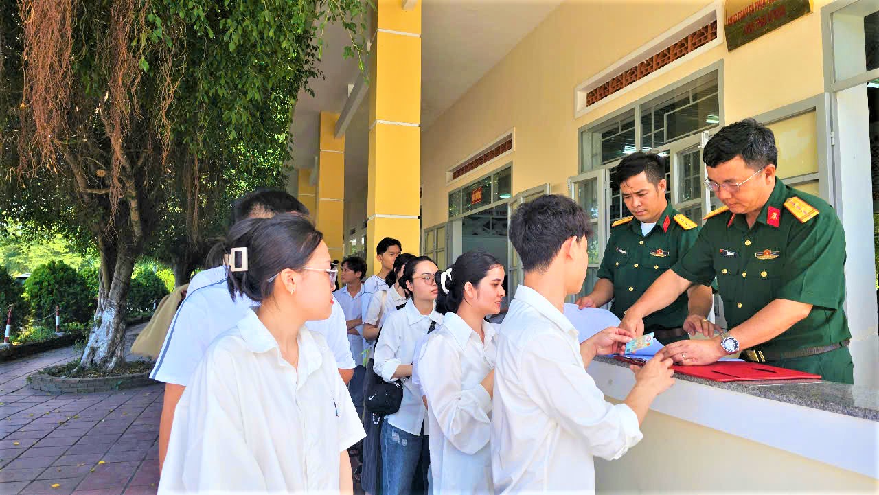 95% học viên vượt qua kỳ sát hạch lái xe do Công an tỉnh Khánh Hòa tổ chức- Ảnh 4. 95% học viên vượt qua kỳ sát hạch lái xe do Công an tỉnh Khánh Hòa tổ chức- Ảnh 4.