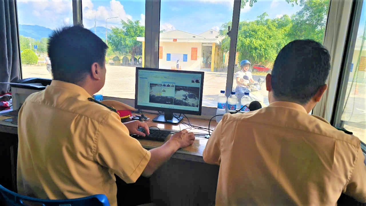95% học viên vượt qua kỳ sát hạch lái xe do Công an tỉnh Khánh Hòa tổ chức- Ảnh 3. 95% học viên vượt qua kỳ sát hạch lái xe do Công an tỉnh Khánh Hòa tổ chức- Ảnh 3.