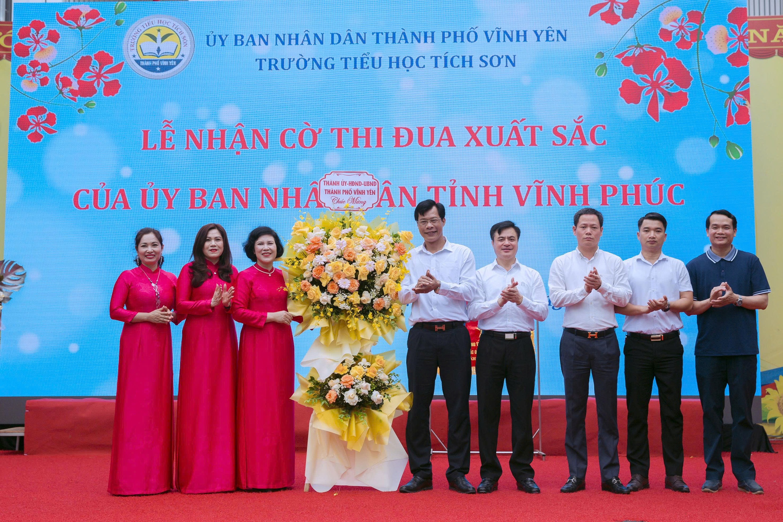 Nhà giáo Lê Thị Hồng Oanh, tấm gương sáng trong sự nghiệp giáo dục ở Vĩnh Phúc- Ảnh 1.