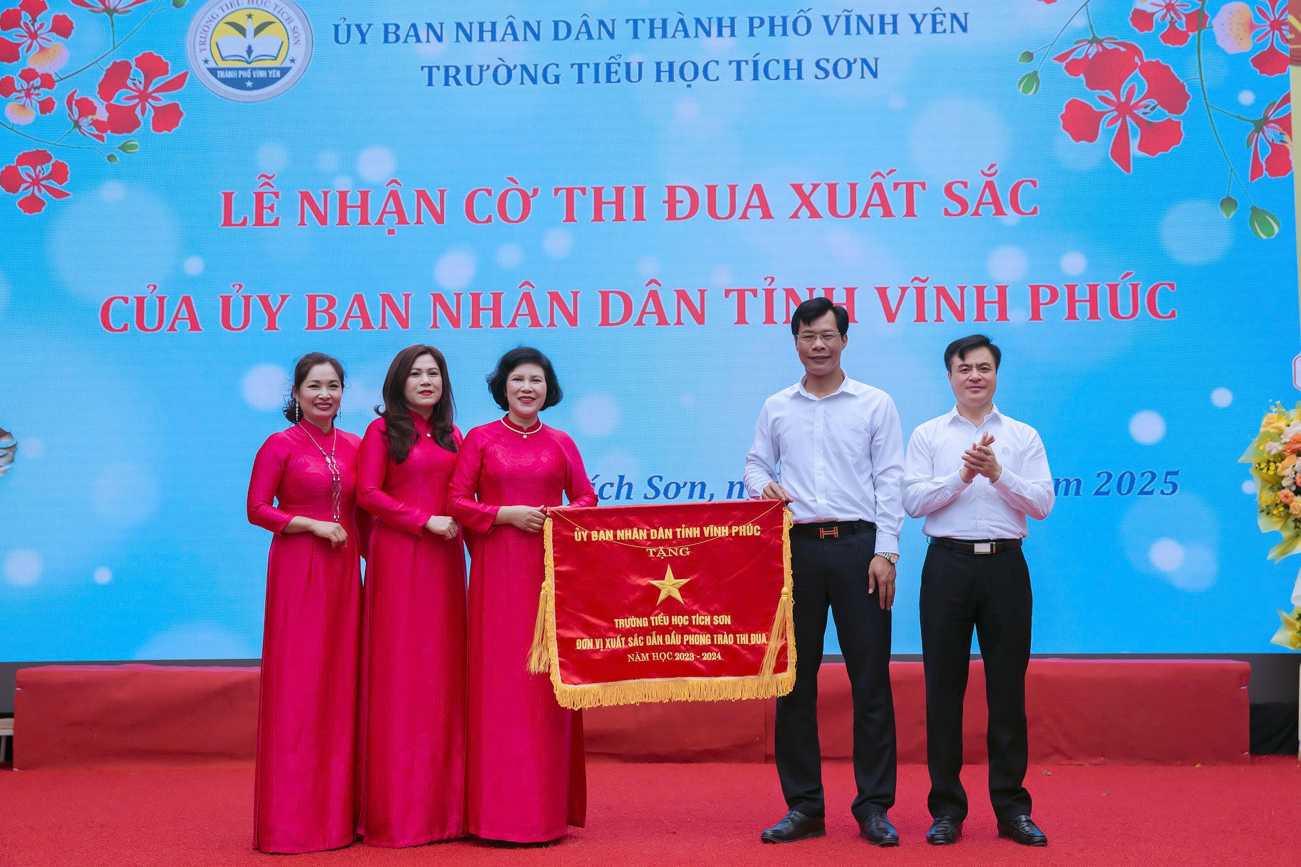 Nhà giáo Lê Thị Hồng Oanh, tấm gương sáng trong sự nghiệp giáo dục ở Vĩnh Phúc- Ảnh 3.