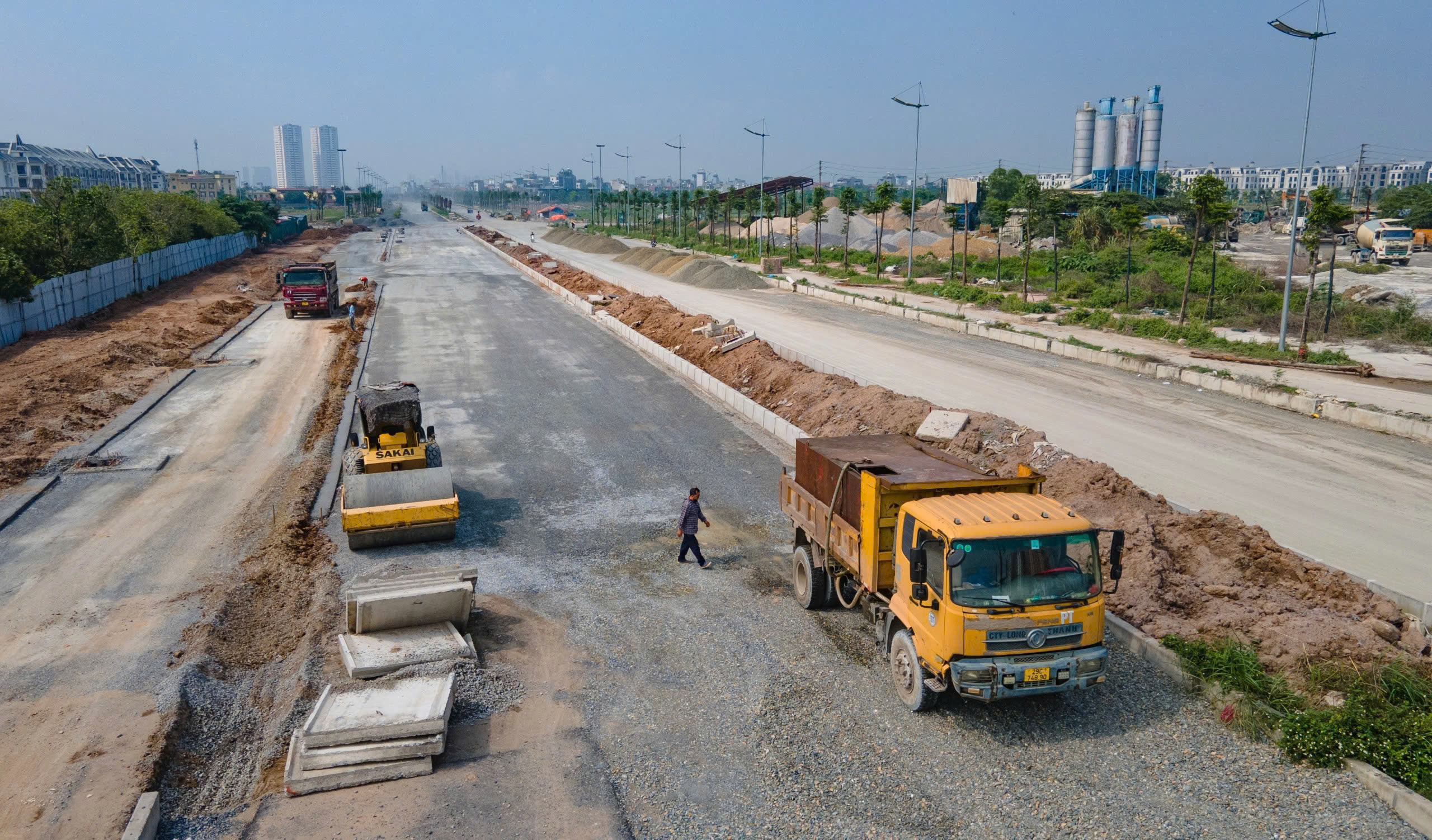 Hà Nội: Tuyến đường 8 làn gần 1.800 tỷ đồng đang thi công thế nào?- Ảnh 1. Hà Nội: Tuyến đường 8 làn gần 1.800 tỷ đồng đang thi công thế nào?- Ảnh 1.