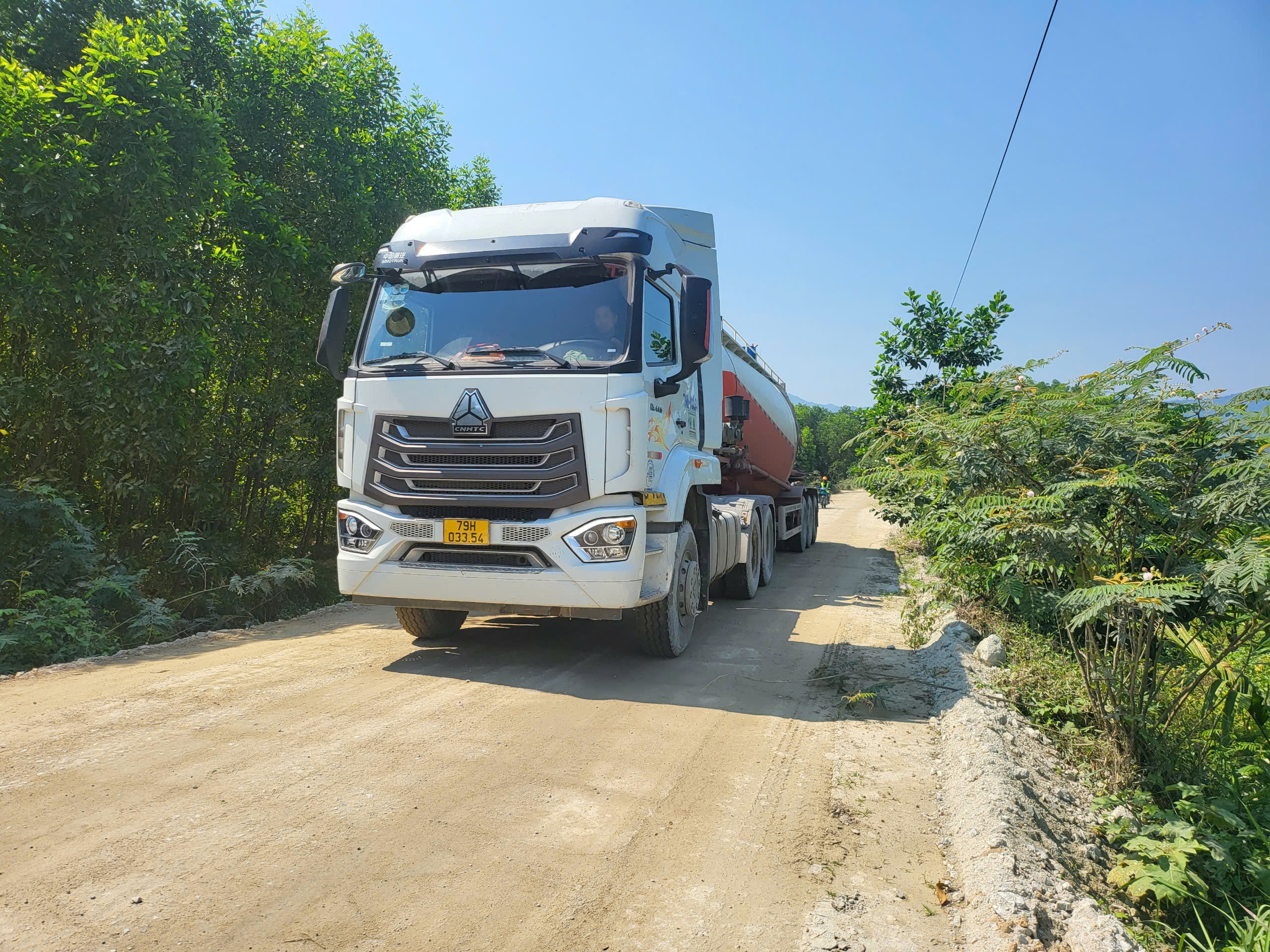 Bắt đầu hoàn trả các tuyến đường mượn để thi công cao tốc Quảng Ngãi - Hoài Nhơn- Ảnh 3. Bắt đầu hoàn trả các tuyến đường mượn để thi công cao tốc Quảng Ngãi - Hoài Nhơn- Ảnh 3.