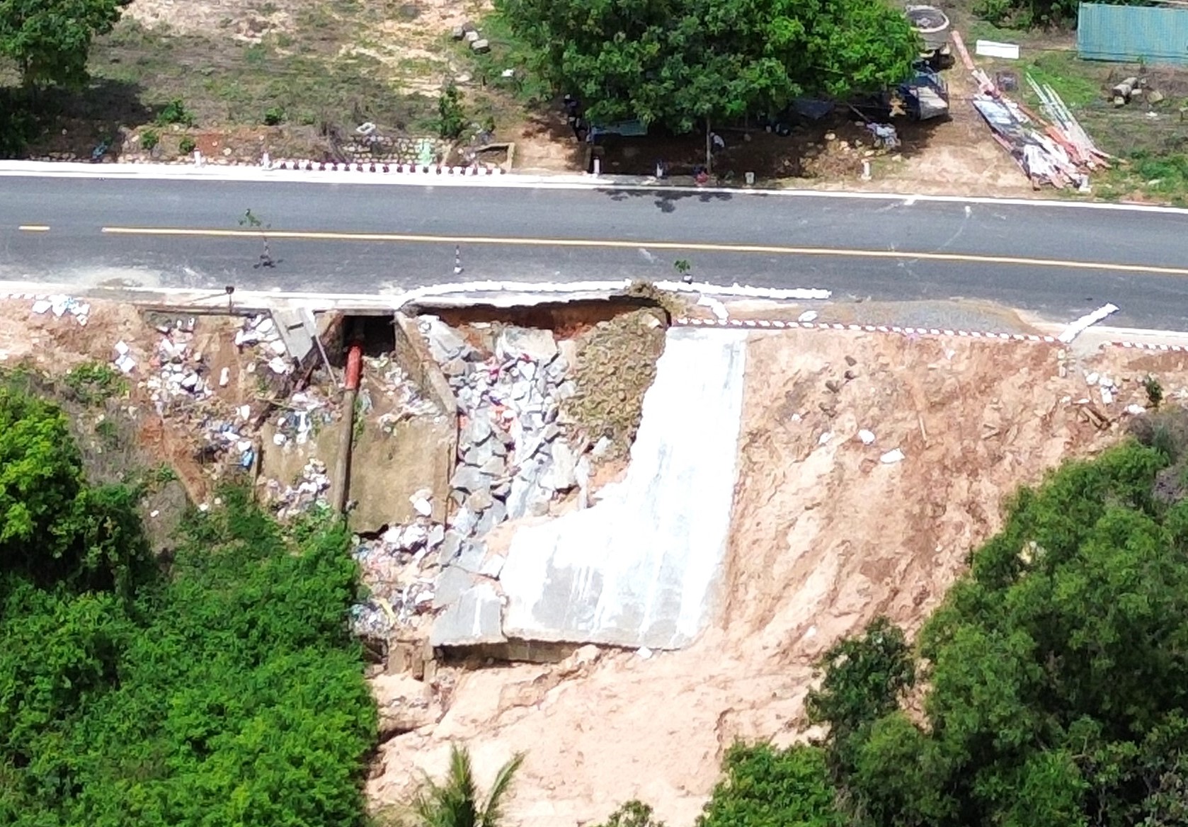 Mưa lớn gây sạt lở nặng đoạn đường ven biển Bình Thuận- Ảnh 1. Mưa lớn gây sạt lở nặng đoạn đường ven biển Bình Thuận- Ảnh 1.