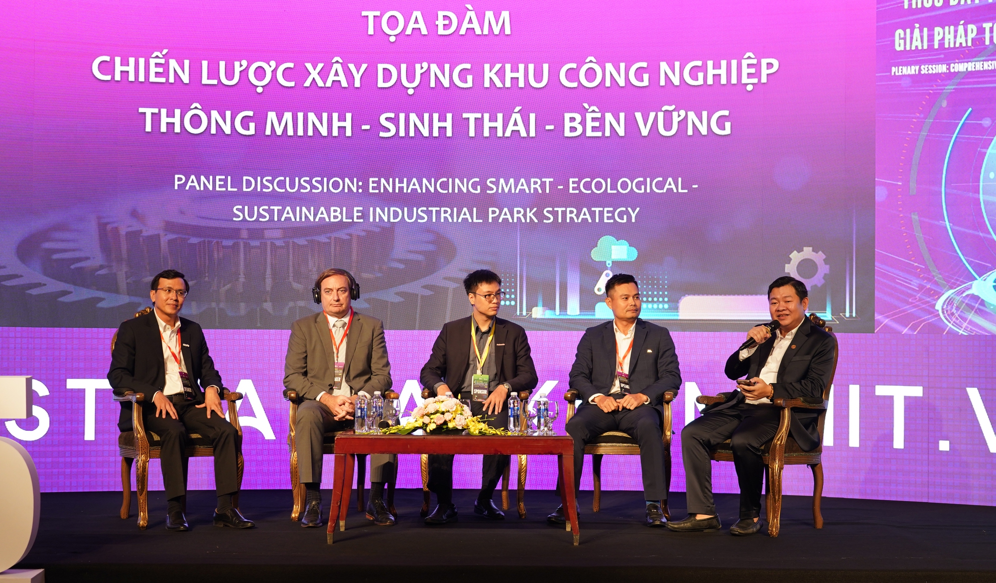 Các chuyên gia thảo luận về các giải pháp đầu tư, phát triển KCN bền vững. Các chuyên gia thảo luận về các giải pháp đầu tư, phát triển KCN bền vững.