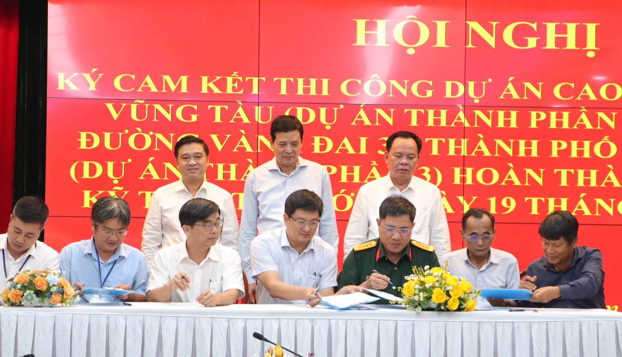 Nỗ lực tăng ca kíp kịp thông xe kỹ thuật cao tốc và Vành đai 3 qua Đồng Nai trước 19/12- Ảnh 2. Nỗ lực tăng ca kíp kịp thông xe kỹ thuật cao tốc và Vành đai 3 qua Đồng Nai trước 19/12- Ảnh 2.