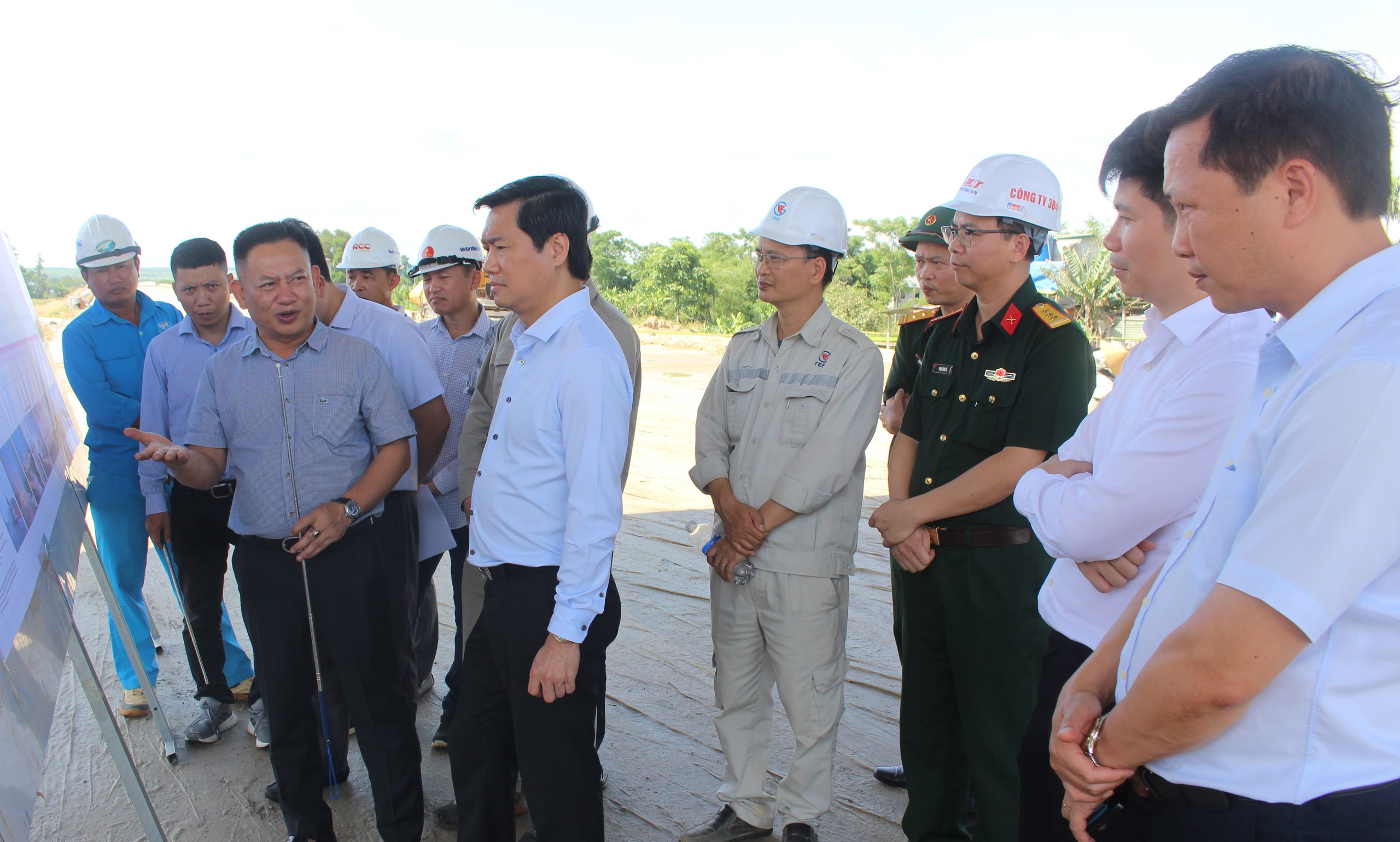Gỡ vướng mặt bằng đường gom, thông tuyến chính cao tốc Vạn Ninh - Cam Lộ trong tháng 6- Ảnh 1. Gỡ vướng mặt bằng đường gom, thông tuyến chính cao tốc Vạn Ninh - Cam Lộ trong tháng 6- Ảnh 1.