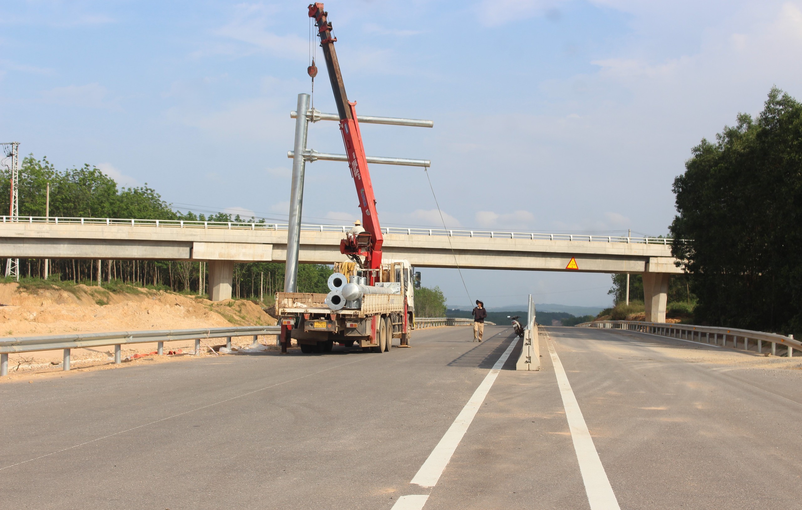Gỡ vướng mặt bằng đường gom, thông tuyến chính cao tốc Vạn Ninh - Cam Lộ trong tháng 6- Ảnh 3. Gỡ vướng mặt bằng đường gom, thông tuyến chính cao tốc Vạn Ninh - Cam Lộ trong tháng 6- Ảnh 3.