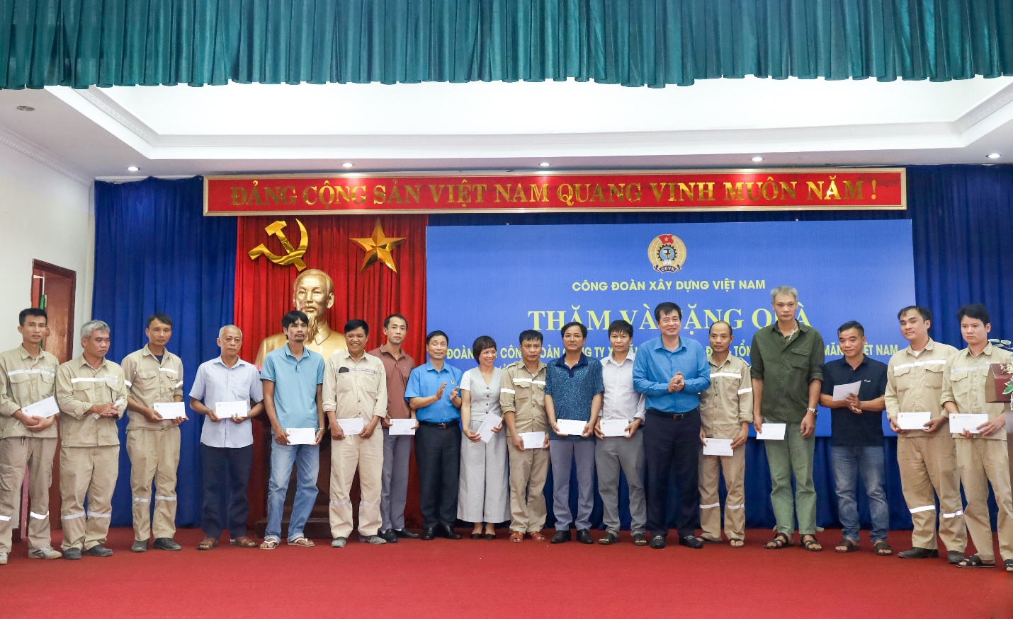 Tặng 100 suất quà cho đoàn viên, người lao động Công ty Xi măng Vicem Tam Điệp- Ảnh 1.