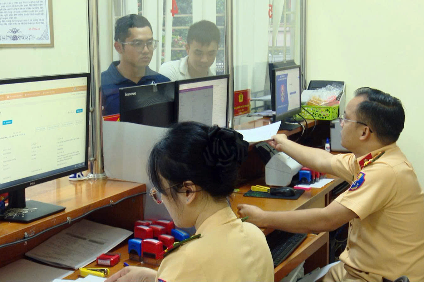 Hà Nội: Hết cảnh chen chúc đăng ký ô tô sau khi áp dụng bấm biển số online- Ảnh 3.