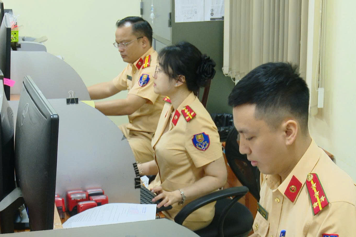 Hà Nội: Hết cảnh chen chúc đăng ký ô tô sau khi áp dụng bấm biển số online- Ảnh 4.
