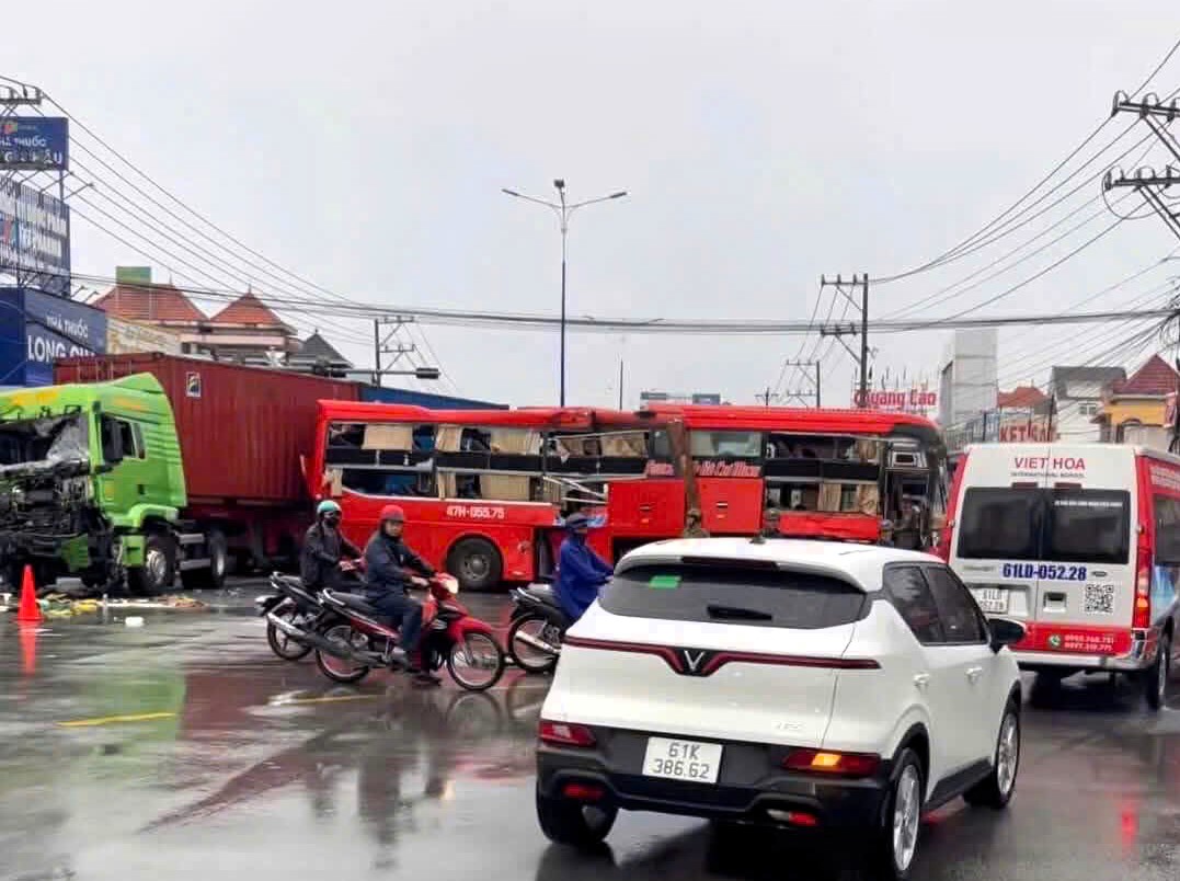 Xe giường nằm va chạm xe container trên QL13, 4 hành khách nhập viện- Ảnh 3. Xe giường nằm va chạm w88 link vao w88 moi nhat trên QL13, 4 hành khách nhập viện- Ảnh 3.