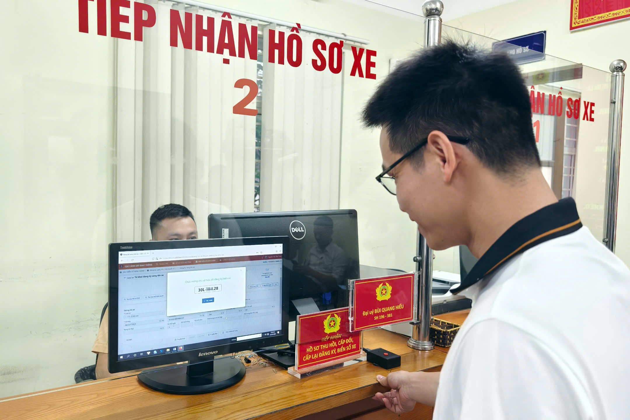 Hà Nội: Hết cảnh chen chúc đăng ký ô tô sau khi áp dụng bấm biển số online- Ảnh 5.
