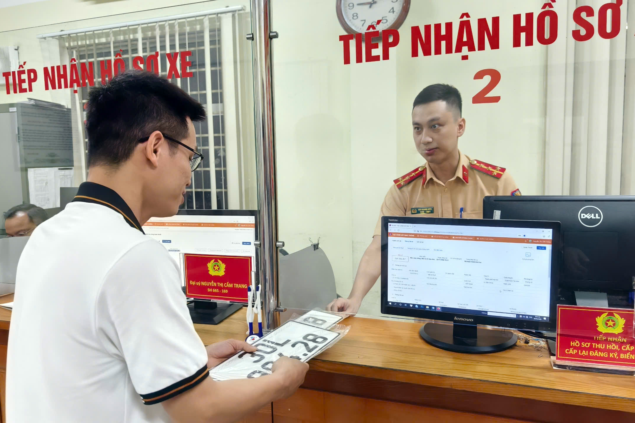 Hà Nội: Hết cảnh chen chúc đăng ký ô tô sau khi áp dụng bấm biển số online- Ảnh 6.