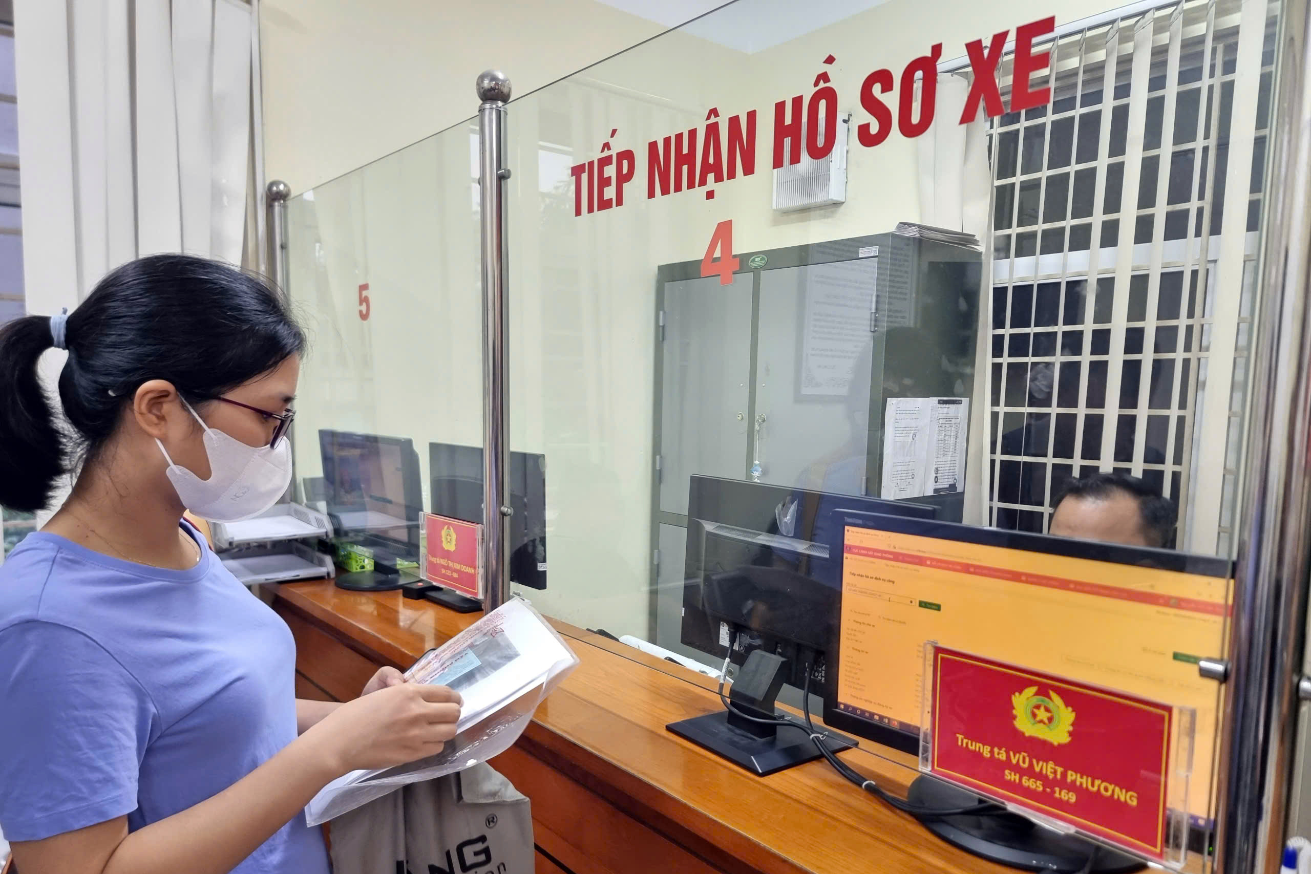 Hà Nội: Hết cảnh chen chúc đăng ký ô tô sau khi áp dụng bấm biển số online- Ảnh 1.