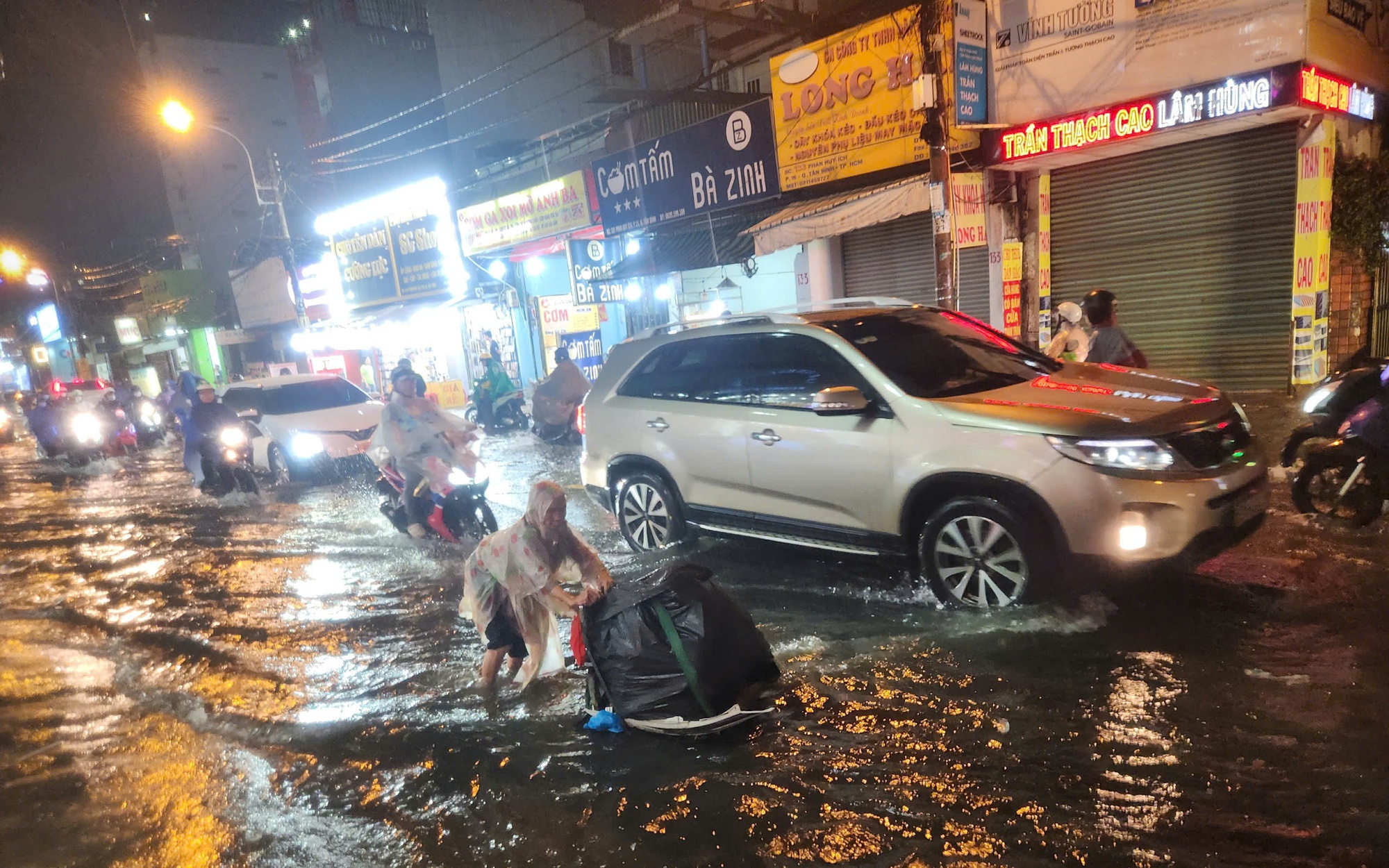 TP.HCM: Hễ mưa là ngập, người dân chật vật về nhà