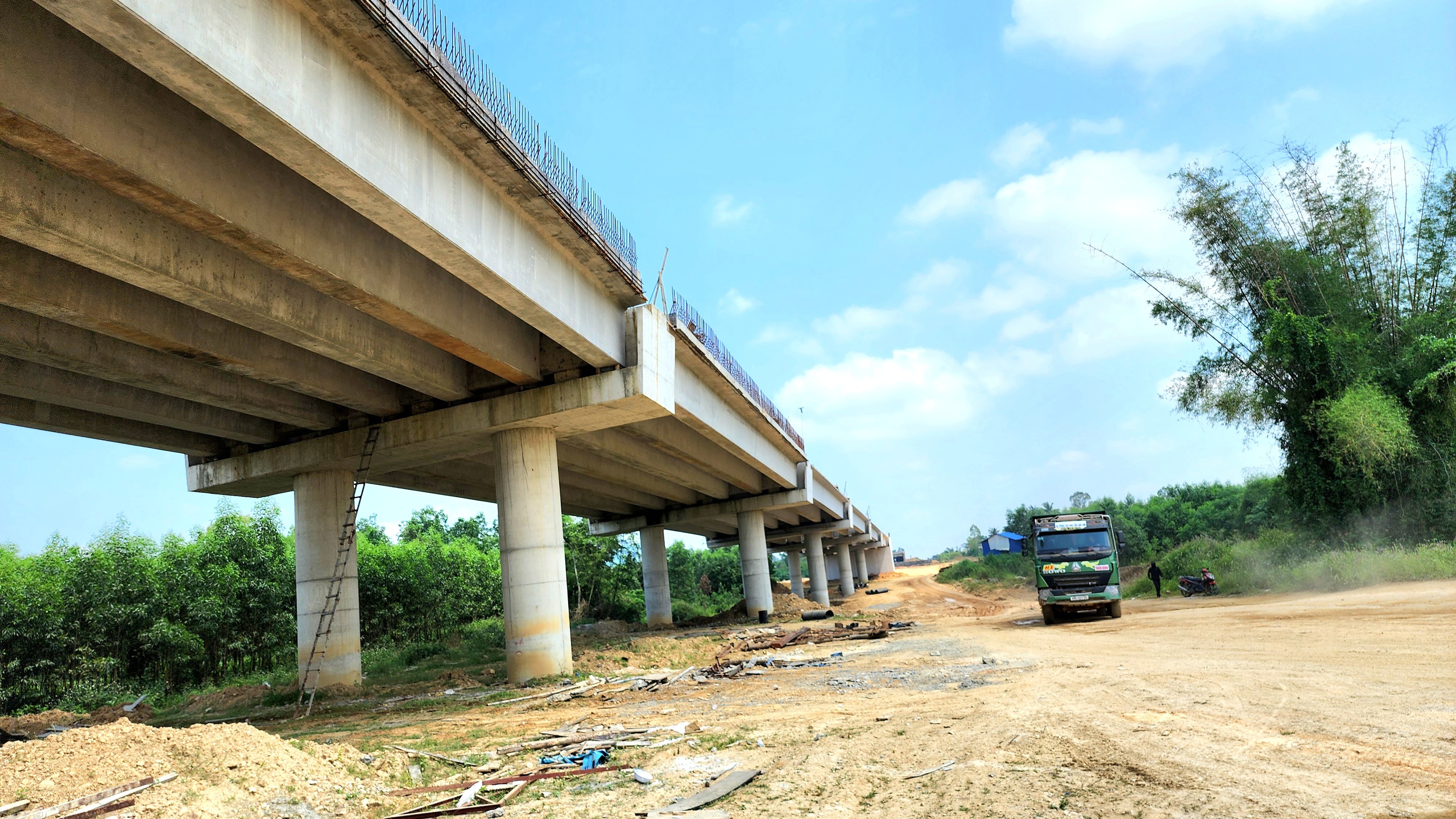 Nhà thầu dốc toàn lực hoàn thiện cao tốc Quảng Ngãi - Hoài Nhơn- Ảnh 10. Nhà thầu dốc toàn lực hoàn thiện cao tốc Quảng Ngãi - Hoài Nhơn- Ảnh 10.
