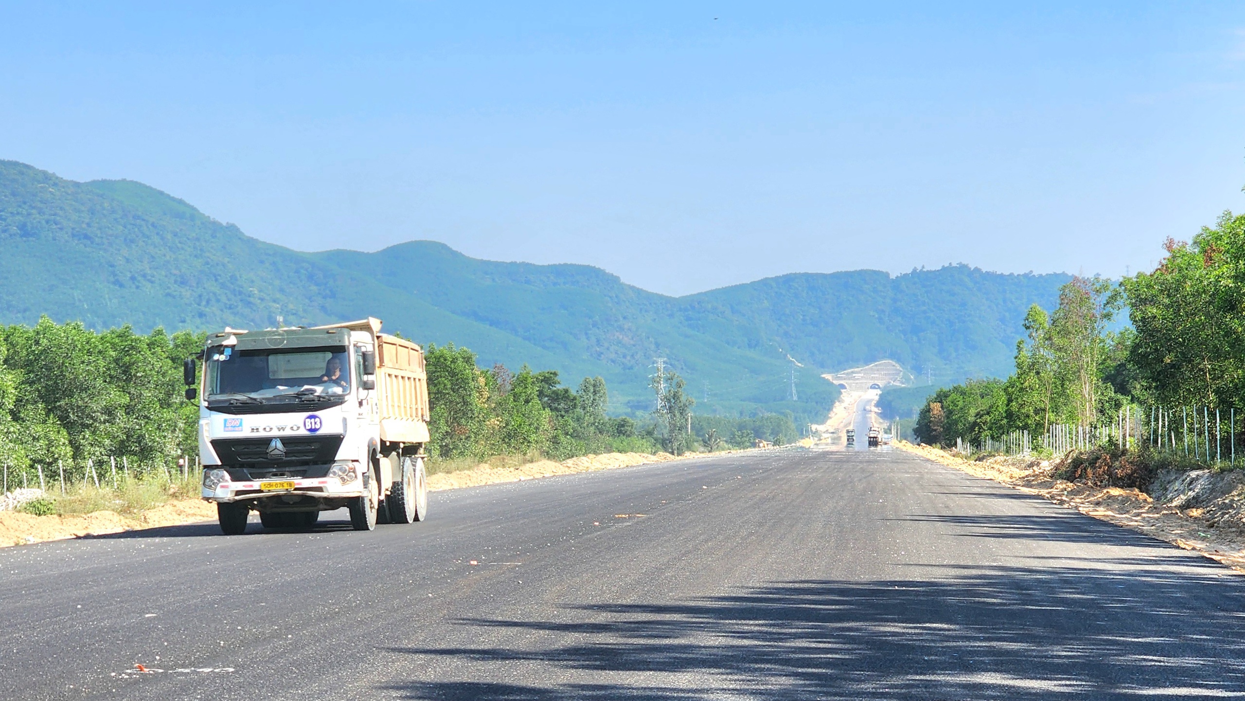 Nhà thầu dốc toàn lực hoàn thiện cao tốc Quảng Ngãi - Hoài Nhơn- Ảnh 2. Nhà thầu dốc toàn lực hoàn thiện cao tốc Quảng Ngãi - Hoài Nhơn- Ảnh 2.