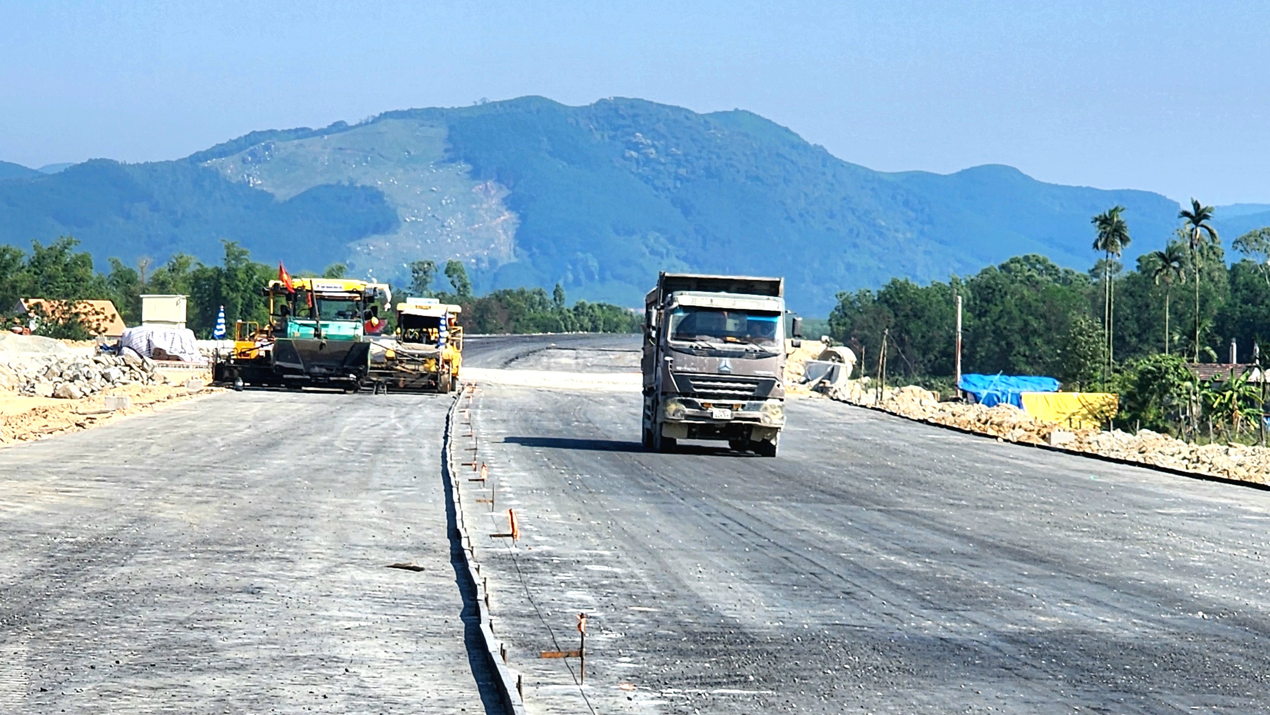 Nhà thầu dốc toàn lực hoàn thiện cao tốc Quảng Ngãi - Hoài Nhơn- Ảnh 12. Nhà thầu dốc toàn lực hoàn thiện cao tốc Quảng Ngãi - Hoài Nhơn- Ảnh 12.