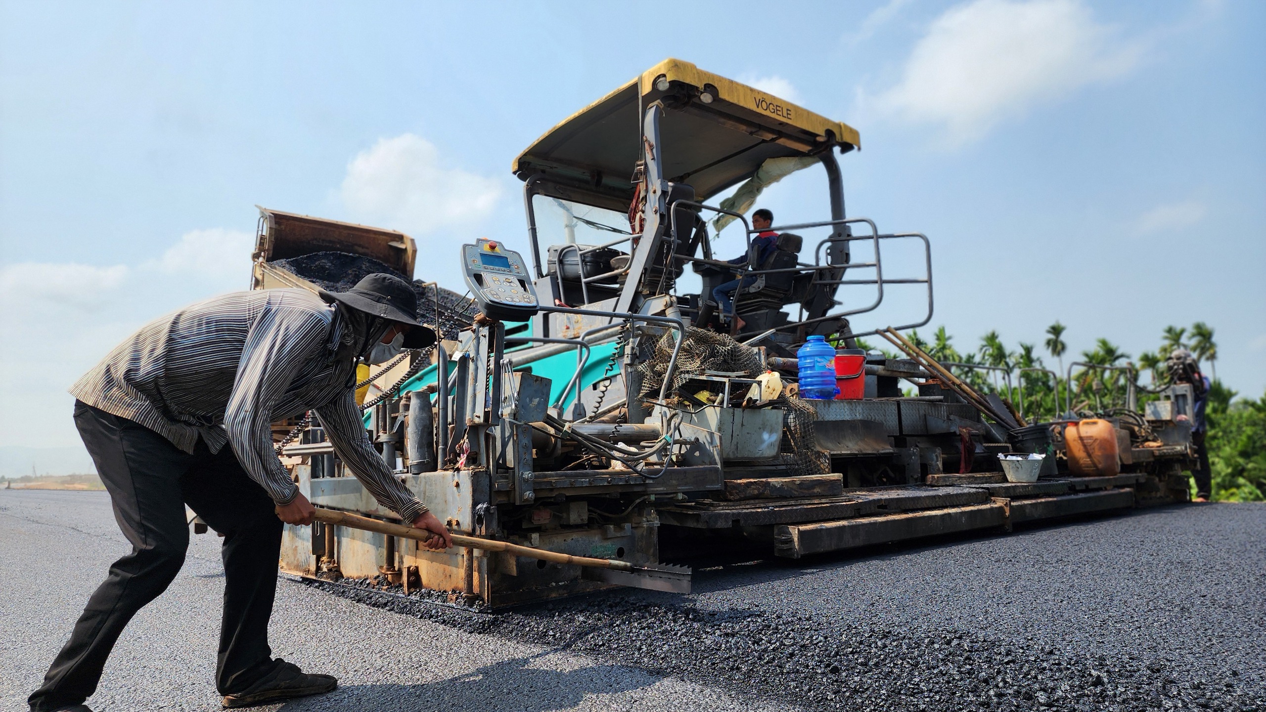 Nhà thầu dốc toàn lực hoàn thiện cao tốc Quảng Ngãi - Hoài Nhơn- Ảnh 3. Nhà thầu dốc toàn lực hoàn thiện cao tốc Quảng Ngãi - Hoài Nhơn- Ảnh 3.