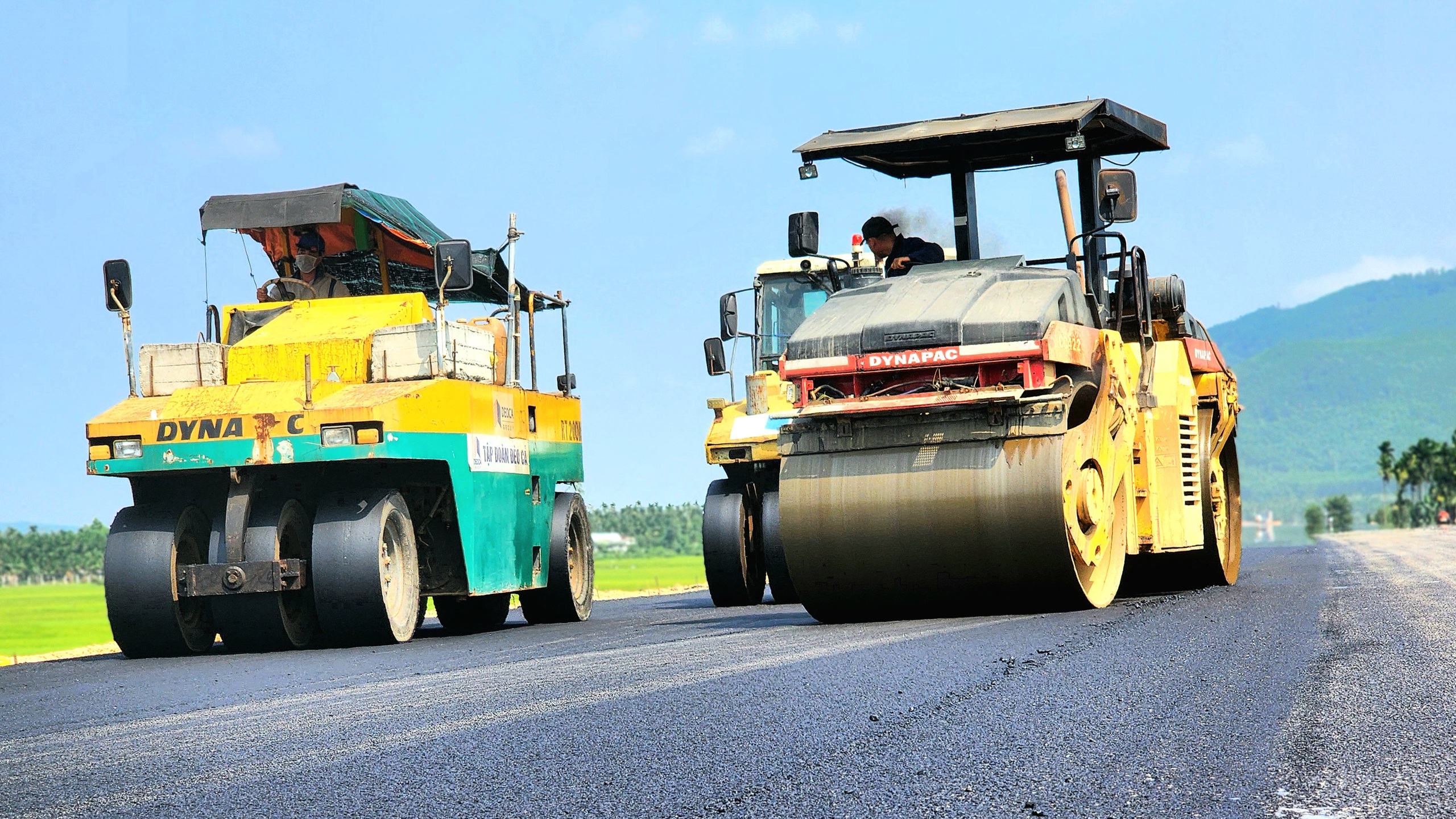 Nhà thầu dốc toàn lực hoàn thiện cao tốc Quảng Ngãi - Hoài Nhơn- Ảnh 4. Nhà thầu dốc toàn lực hoàn thiện cao tốc Quảng Ngãi - Hoài Nhơn- Ảnh 4.