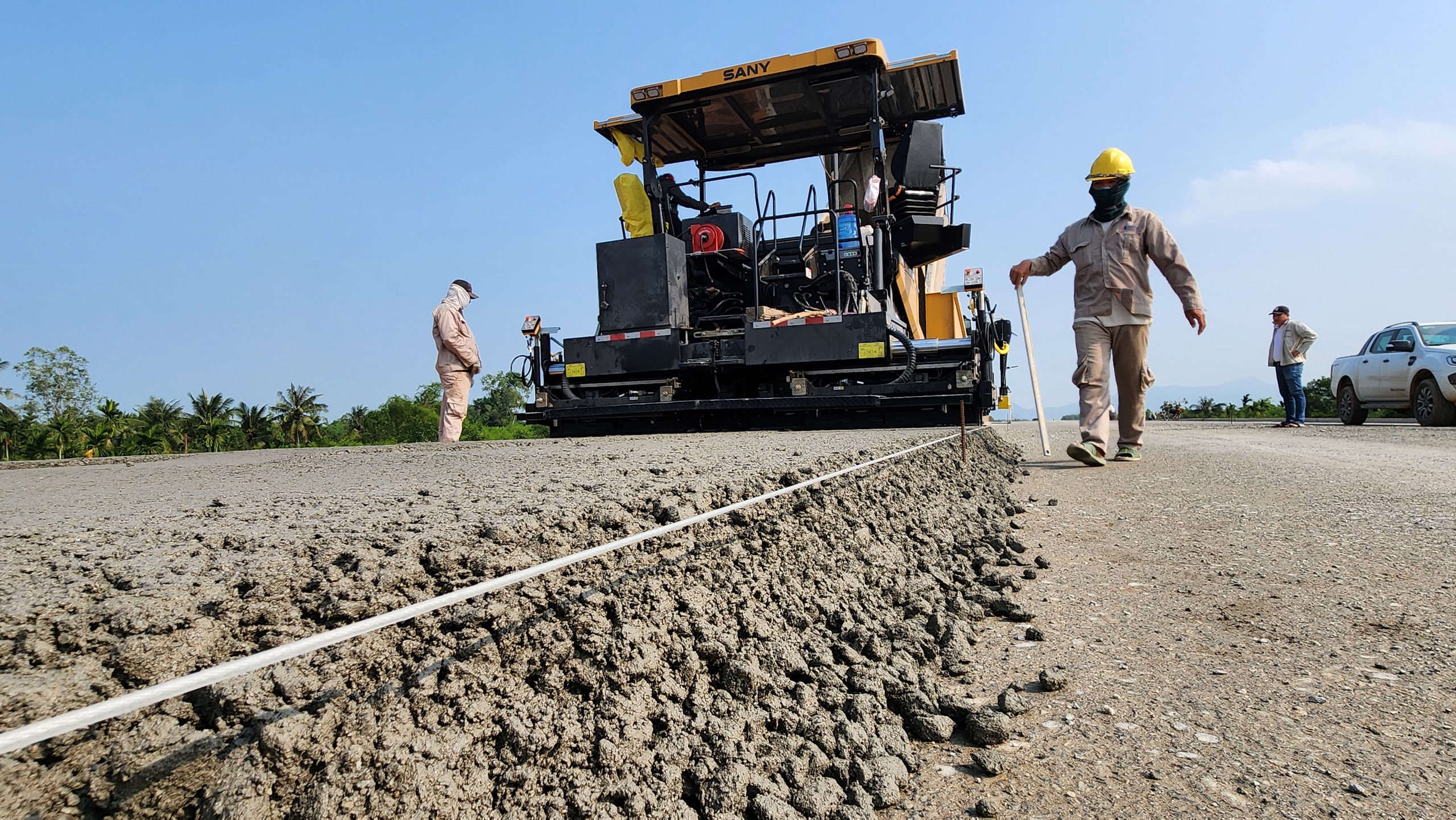 Nhà thầu dốc toàn lực hoàn thiện cao tốc Quảng Ngãi - Hoài Nhơn- Ảnh 5. Nhà thầu dốc toàn lực hoàn thiện cao tốc Quảng Ngãi - Hoài Nhơn- Ảnh 5.