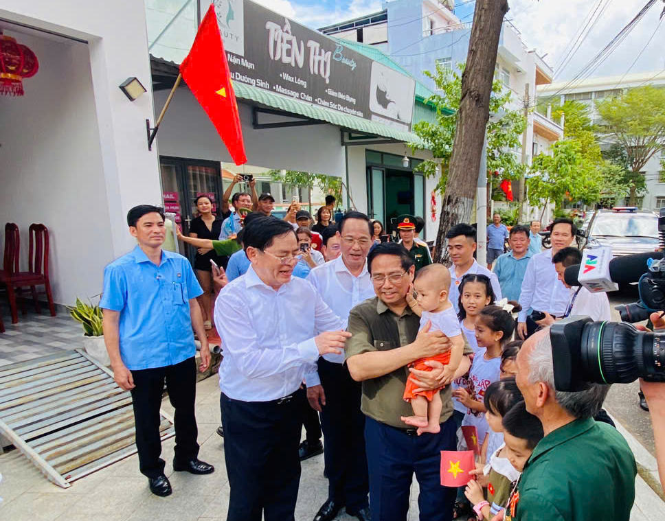 Thủ tướng dâng hương tưởng niệm các Anh hùng liệt sĩ tại Nghĩa trang Hàng Dương- Ảnh 4. Thủ tướng dâng hương tưởng niệm các Anh hùng liệt sĩ tại Nghĩa trang Hàng Dương- Ảnh 4.