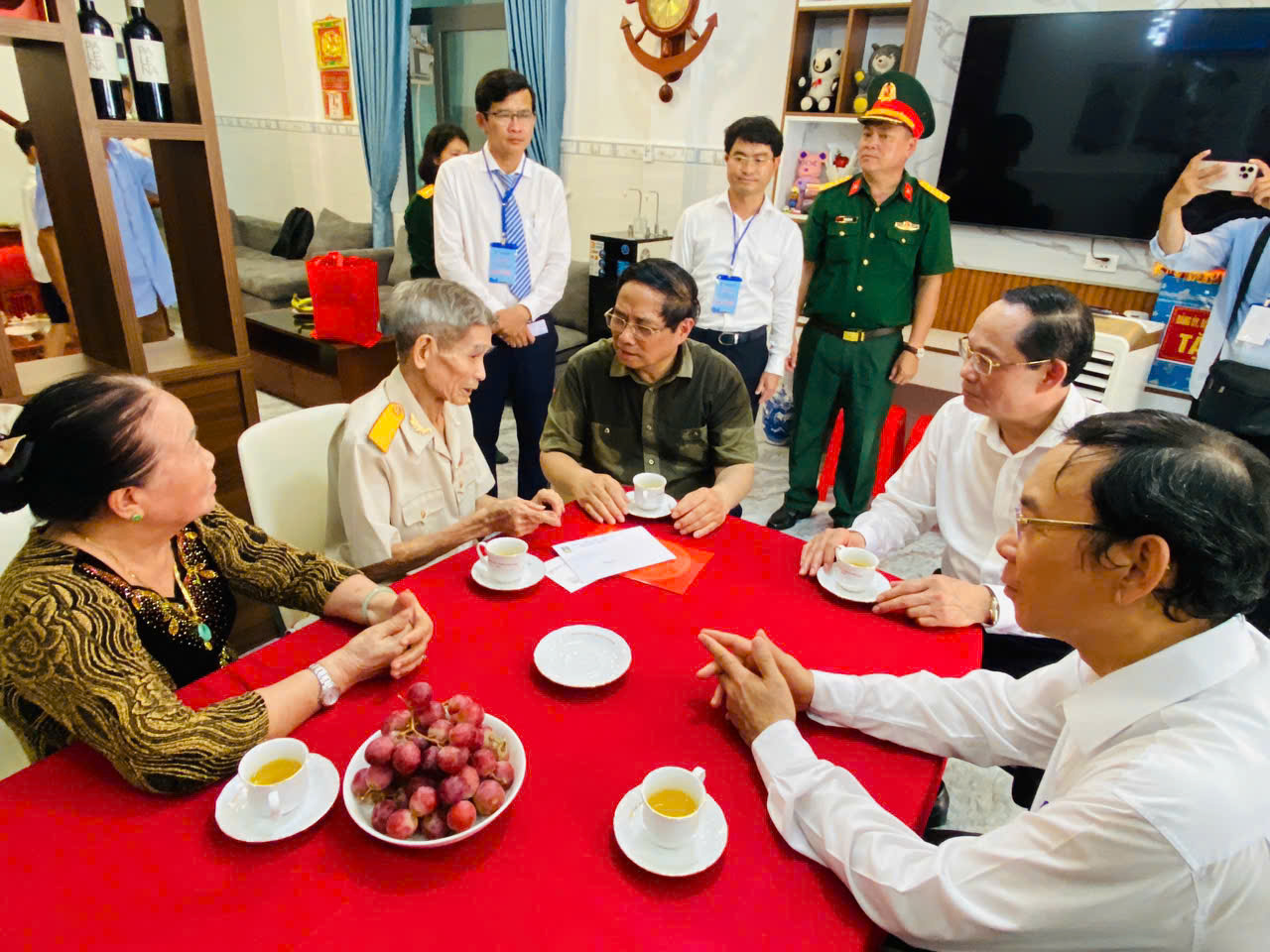 Thủ tướng dâng hương tưởng niệm các Anh hùng liệt sĩ tại Nghĩa trang Hàng Dương- Ảnh 3. Thủ tướng dâng hương tưởng niệm các Anh hùng liệt sĩ tại Nghĩa trang Hàng Dương- Ảnh 3.