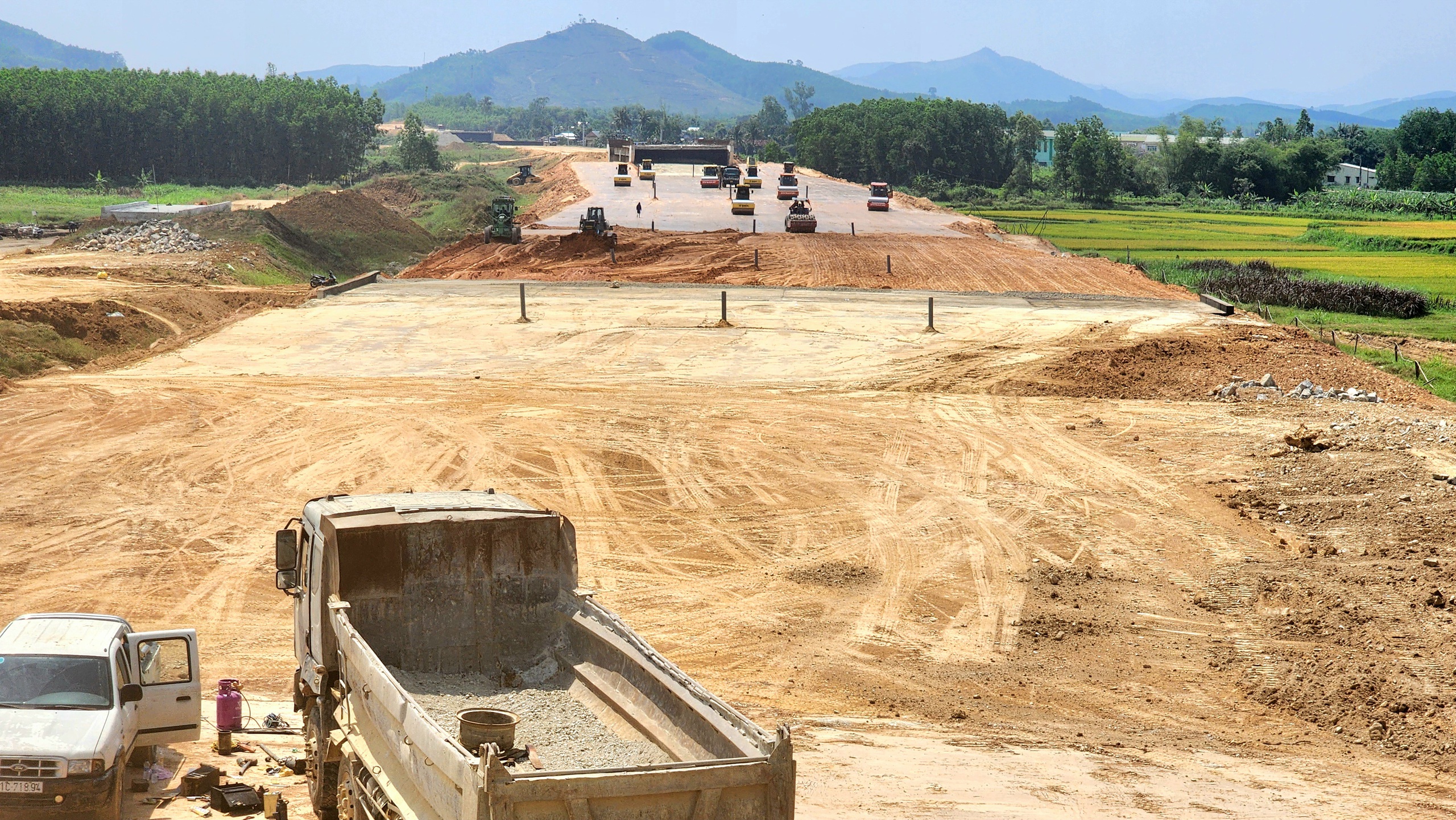 Nhà thầu dốc toàn lực hoàn thiện cao tốc Quảng Ngãi - Hoài Nhơn- Ảnh 8. Nhà thầu dốc toàn lực hoàn thiện cao tốc Quảng Ngãi - Hoài Nhơn- Ảnh 8.