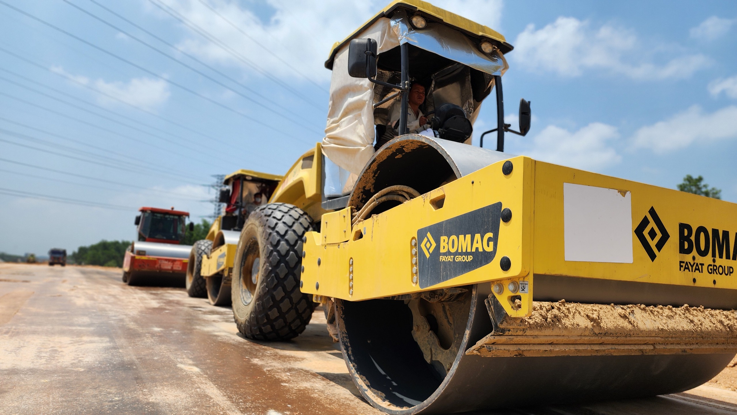 Nhà thầu dốc toàn lực hoàn thiện cao tốc Quảng Ngãi - Hoài Nhơn- Ảnh 9. Nhà thầu dốc toàn lực hoàn thiện cao tốc Quảng Ngãi - Hoài Nhơn- Ảnh 9.