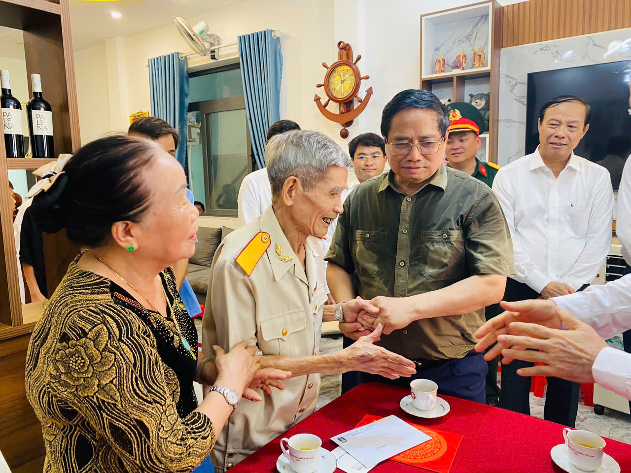 Thủ tướng dâng hương tưởng niệm các Anh hùng liệt sĩ tại Nghĩa trang Hàng Dương- Ảnh 2. Thủ tướng dâng hương tưởng niệm các Anh hùng liệt sĩ tại Nghĩa trang Hàng Dương- Ảnh 2.