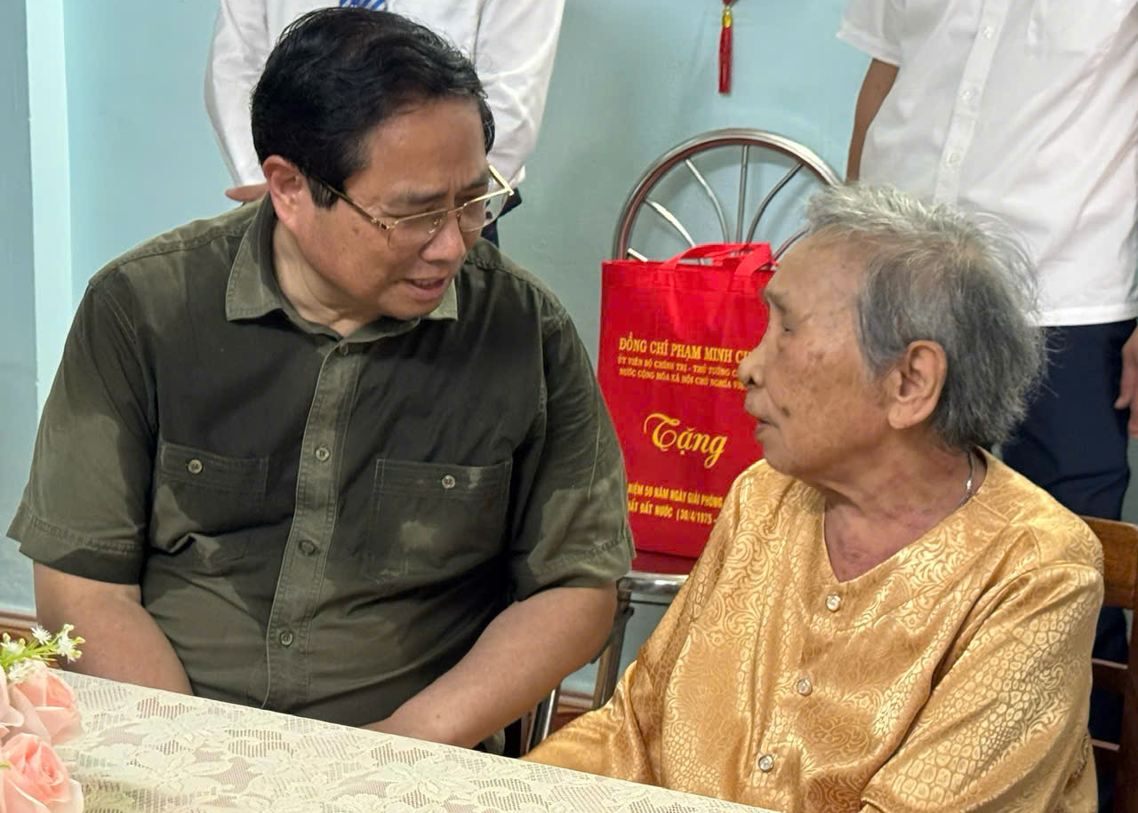 Thủ tướng dâng hương tưởng niệm các Anh hùng liệt sĩ tại Nghĩa trang Hàng Dương- Ảnh 5. Thủ tướng dâng hương tưởng niệm các Anh hùng liệt sĩ tại Nghĩa trang Hàng Dương- Ảnh 5.