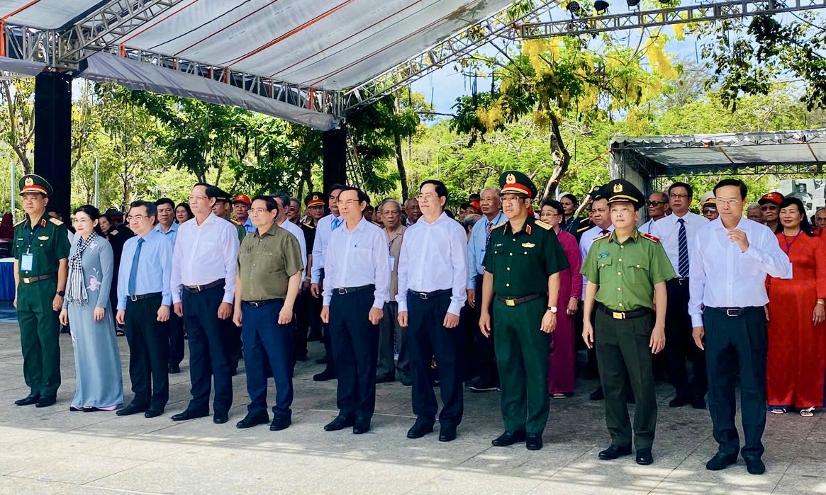 Thủ tướng dâng hương tưởng niệm các Anh hùng liệt sĩ tại Nghĩa trang Hàng Dương- Ảnh 7. Thủ tướng dâng hương tưởng niệm các Anh hùng liệt sĩ tại Nghĩa trang Hàng Dương- Ảnh 7.