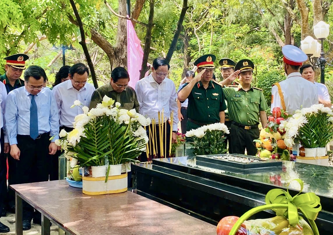 Thủ tướng dâng hương tưởng niệm các Anh hùng liệt sĩ tại Nghĩa trang Hàng Dương- Ảnh 10. Thủ tướng dâng hương tưởng niệm các Anh hùng liệt sĩ tại Nghĩa trang Hàng Dương- Ảnh 10.