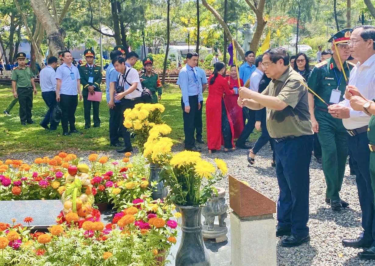 Thủ tướng dâng hương tưởng niệm các Anh hùng liệt sĩ tại Nghĩa trang Hàng Dương- Ảnh 1. Thủ tướng dâng hương tưởng niệm các Anh hùng liệt sĩ tại Nghĩa trang Hàng Dương- Ảnh 1.