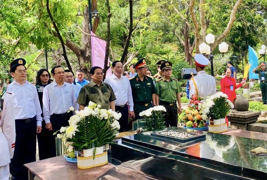 Thủ tướng dâng hương tưởng niệm các Anh hùng liệt sĩ tại Nghĩa trang Hàng Dương- Ảnh 8. Thủ tướng dâng hương tưởng niệm các Anh hùng liệt sĩ tại Nghĩa trang Hàng Dương- Ảnh 8.