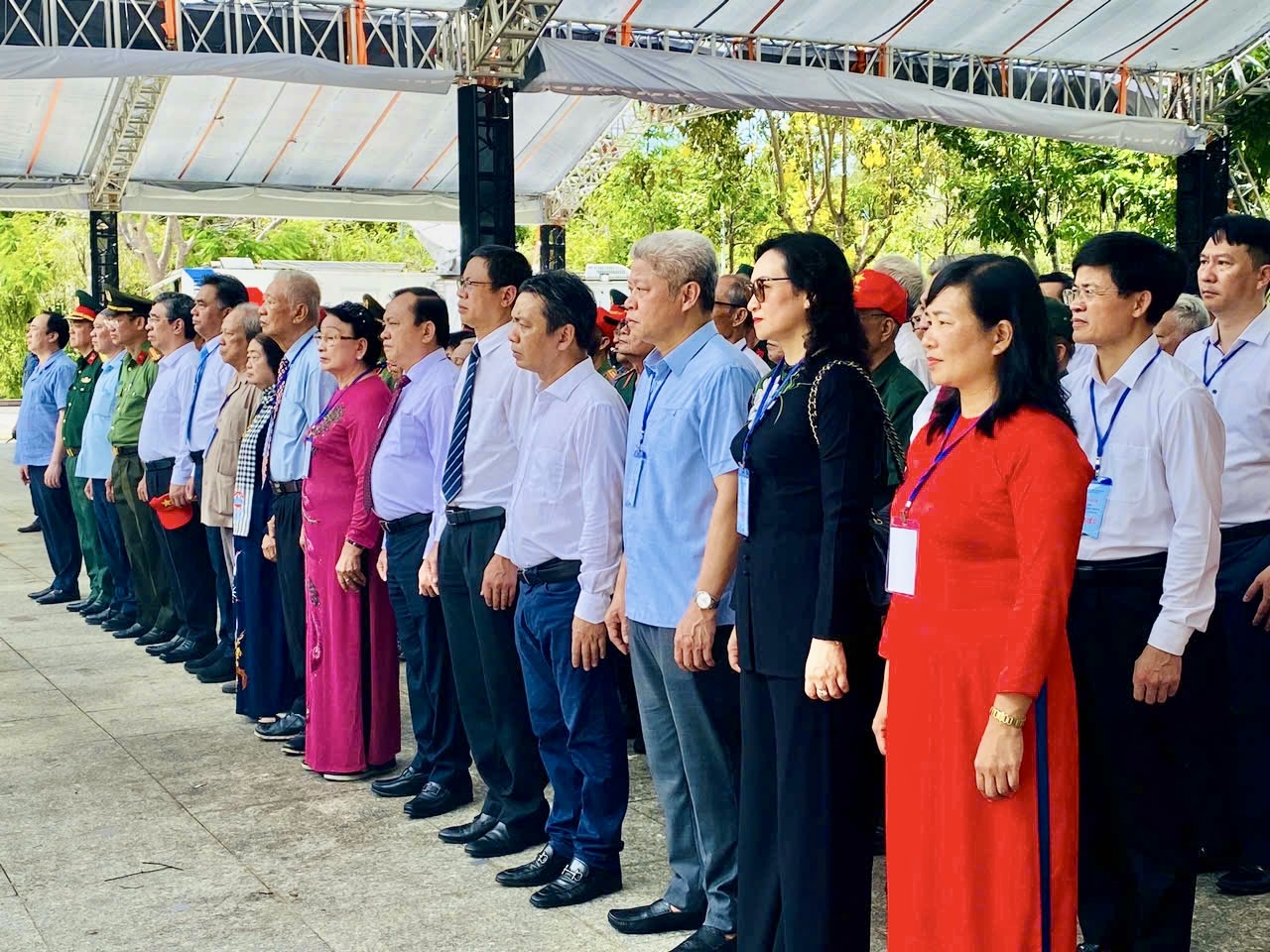 Thủ tướng dâng hương tưởng niệm các Anh hùng liệt sĩ tại Nghĩa trang Hàng Dương- Ảnh 11. Thủ tướng dâng hương tưởng niệm các Anh hùng liệt sĩ tại Nghĩa trang Hàng Dương- Ảnh 11.