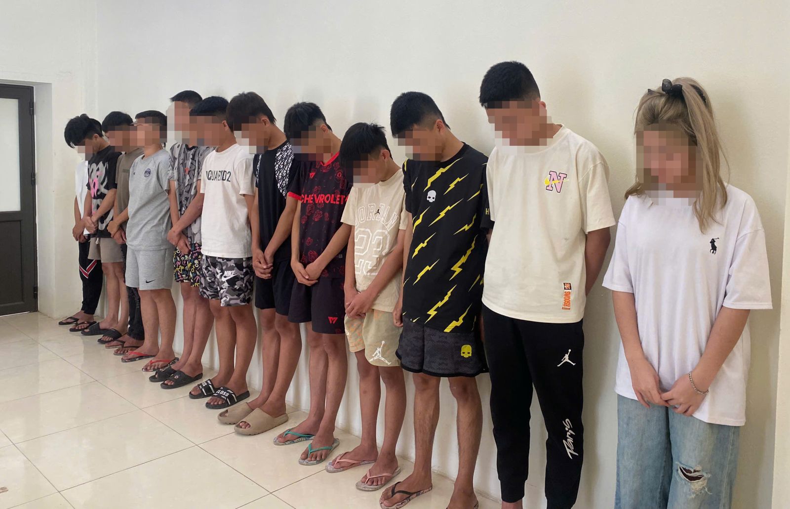 Trêu ghẹo thiếu nữ, hai thanh niên bị đánh gục- Ảnh 1. Trêu ghẹo thiếu nữ, hai thanh niên bị đánh gục- Ảnh 1.