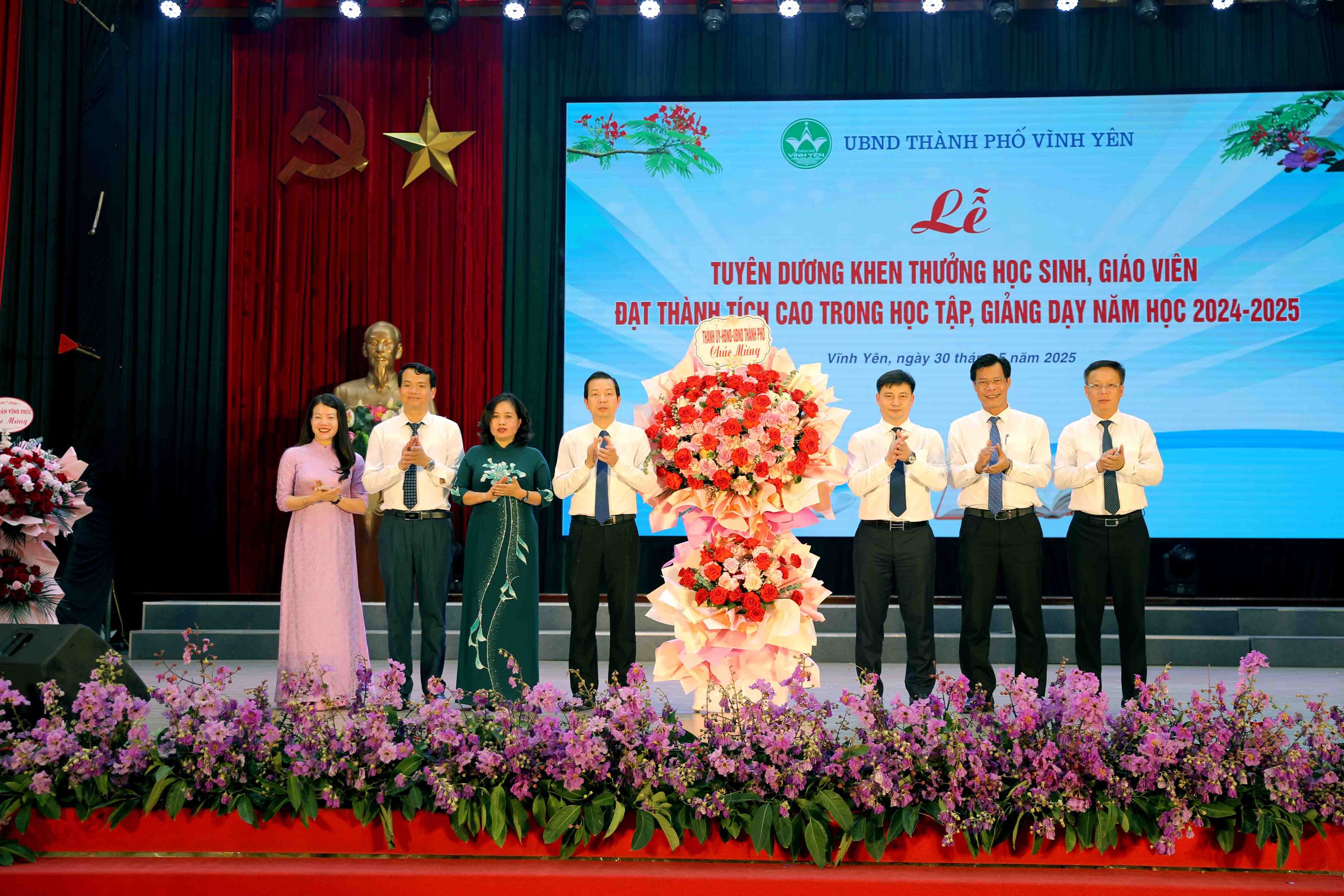 Vĩnh Yên: Tuyên dương, khen thưởng học sinh, giáo viên đạt thành tích năm học 2024-2025- Ảnh 1. Vĩnh Yên: Tuyên dương, khen thưởng học link vao w88 bong88, giáo viên đạt thành tích năm học 2024-2025- Ảnh 1.