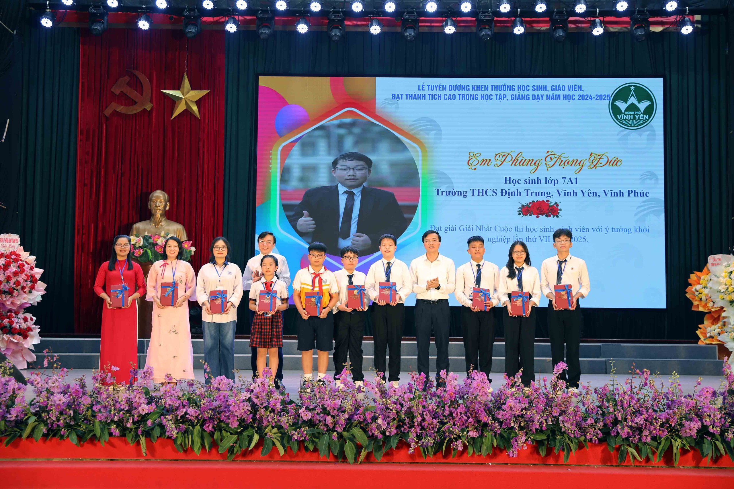 Vĩnh Yên: Tuyên dương, khen thưởng học sinh, giáo viên đạt thành tích năm học 2024-2025- Ảnh 7. Vĩnh Yên: Tuyên dương, khen thưởng học link vao w88 bong88, giáo viên đạt thành tích năm học 2024-2025- Ảnh 7.