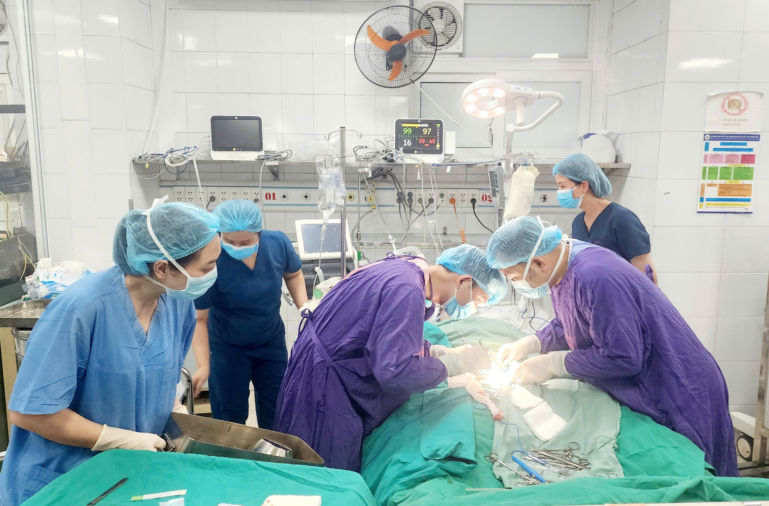 Ngừng tim sau đi bơi, người đàn ông 40 tuổi may mắn thoát cửa tử- Ảnh 1. Ngừng tim sau đi bơi, người đàn ông 40 tuổi may mắn thoát cửa tử- Ảnh 1.