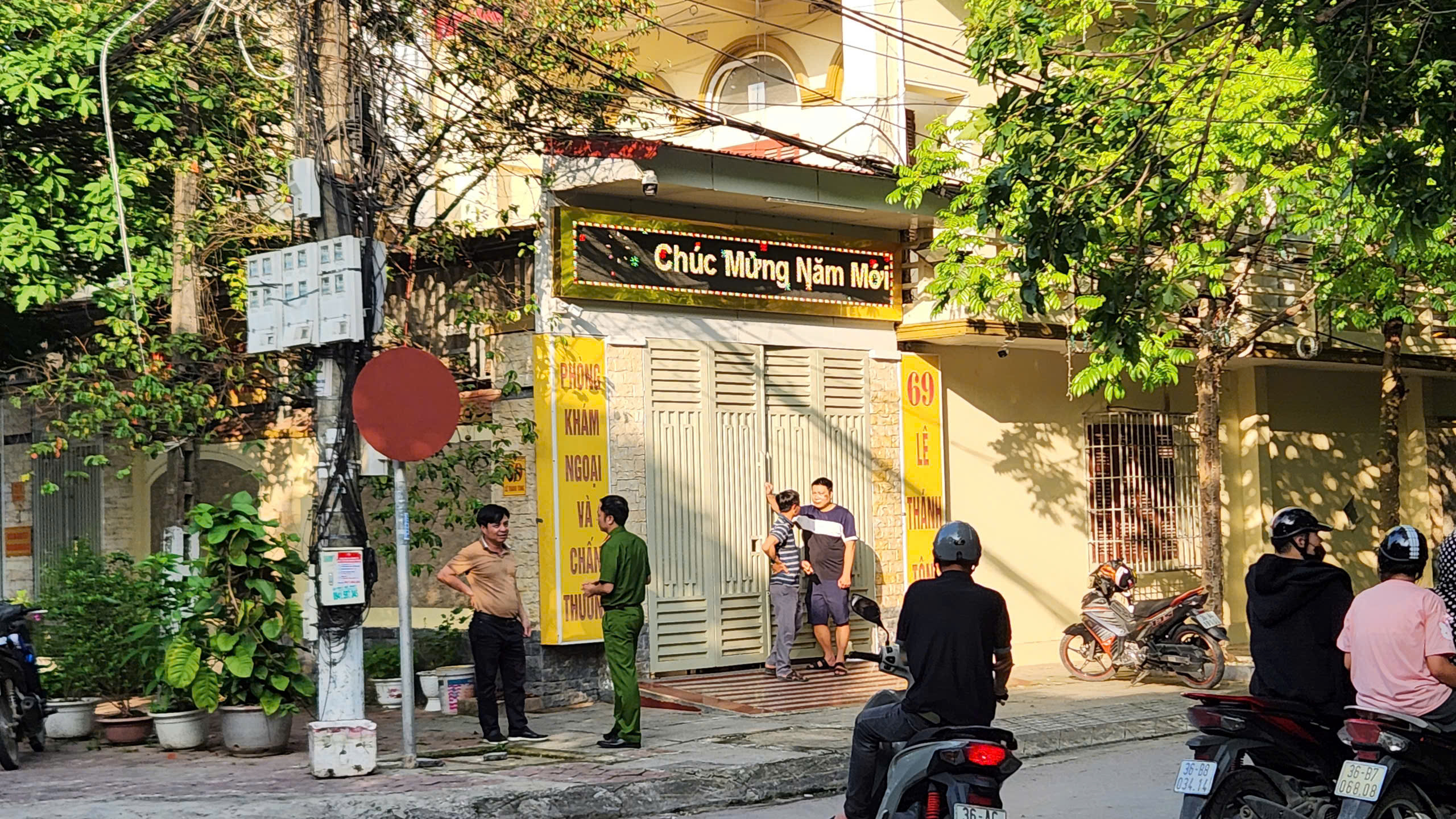 Sở Y tế Thanh Hóa báo cáo gì vụ người phụ nữ tử vong bất thường tại phòng khám tư nhân?- Ảnh 1. Sở Y tế Thanh Hóa báo cáo gì vụ người phụ nữ tử vong bất thường tại phòng khám tư nhân?- Ảnh 1.