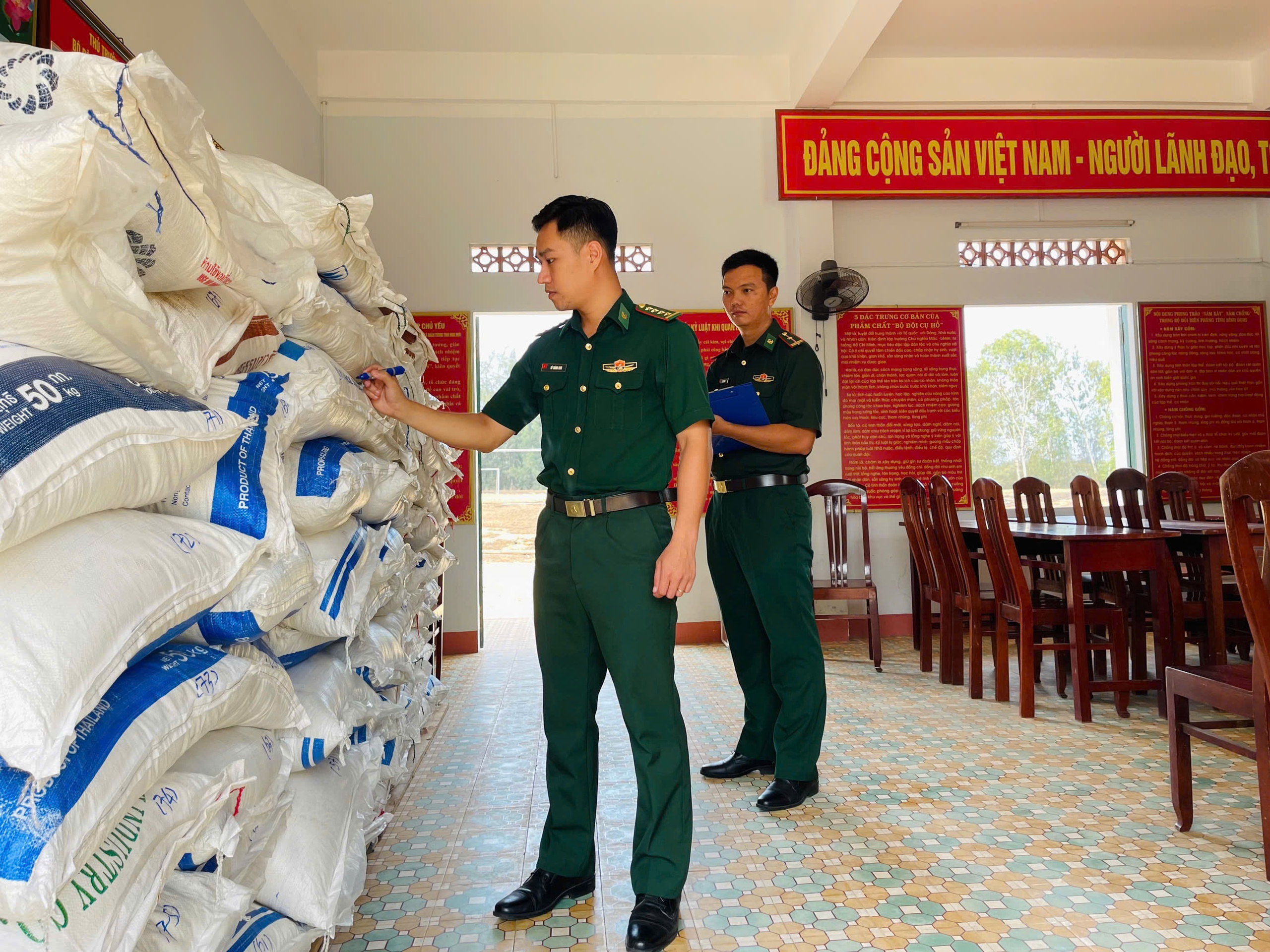 Đấu tranh chống buôn lậu, hàng giả: Xử lý một vụ, cảnh tỉnh cả vùng- Ảnh 3. Đấu tranh chống buôn lậu, hàng giả: Xử lý một vụ, cảnh tỉnh cả vùng- Ảnh 3.