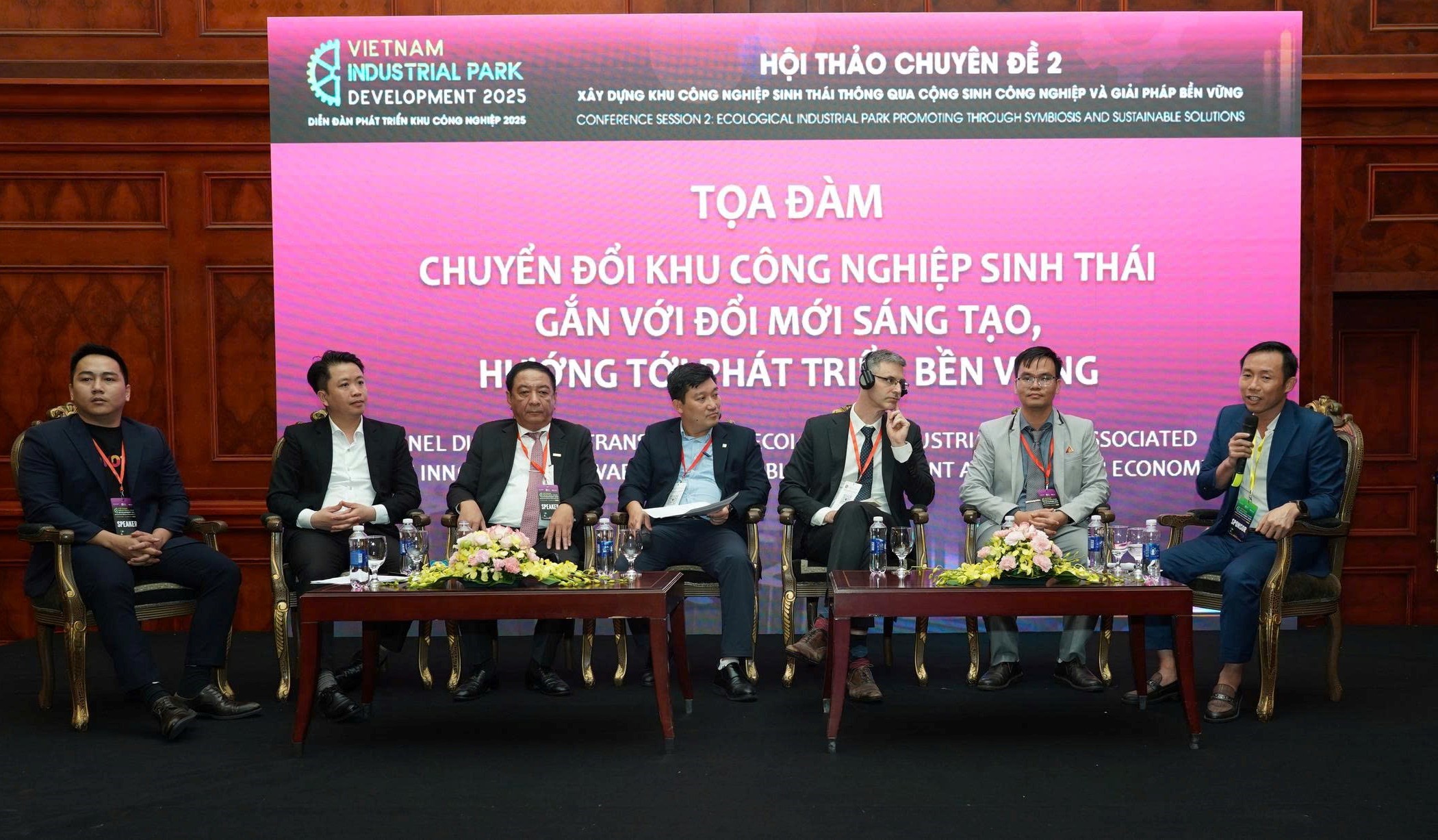 Trong khuôn khổ Hội thảo đã diễn ra Tọa đàm “Chuyển đổi KCN sinh thái gắn với đổi mới sáng tạo, hướng tới phát triển bền vững”. Trong khuôn khổ Hội thảo đã diễn ra Tọa đàm “Chuyển đổi KCN sinh thái gắn với đổi mới sáng tạo, hướng tới phát triển bền vững”.