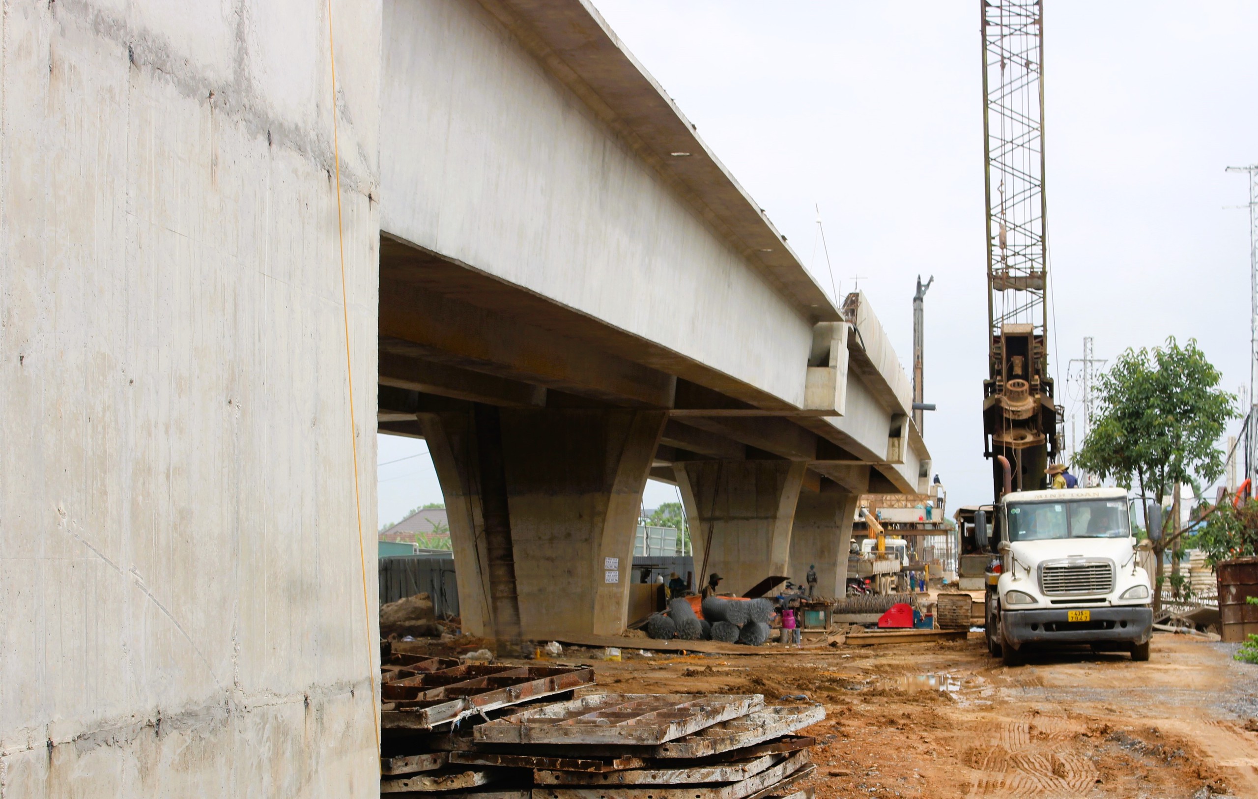 Cận cảnh 3 cầu vượt nút giao cao tốc Vạn Ninh - Cam Lộ bứt phá tiến độ sau khi có mặt bằng- Ảnh 1. Cận cảnh 3 cầu vượt nút giao cao tốc Vạn Ninh - Cam Lộ bứt phá tiến độ sau khi có mặt bằng- Ảnh 1.