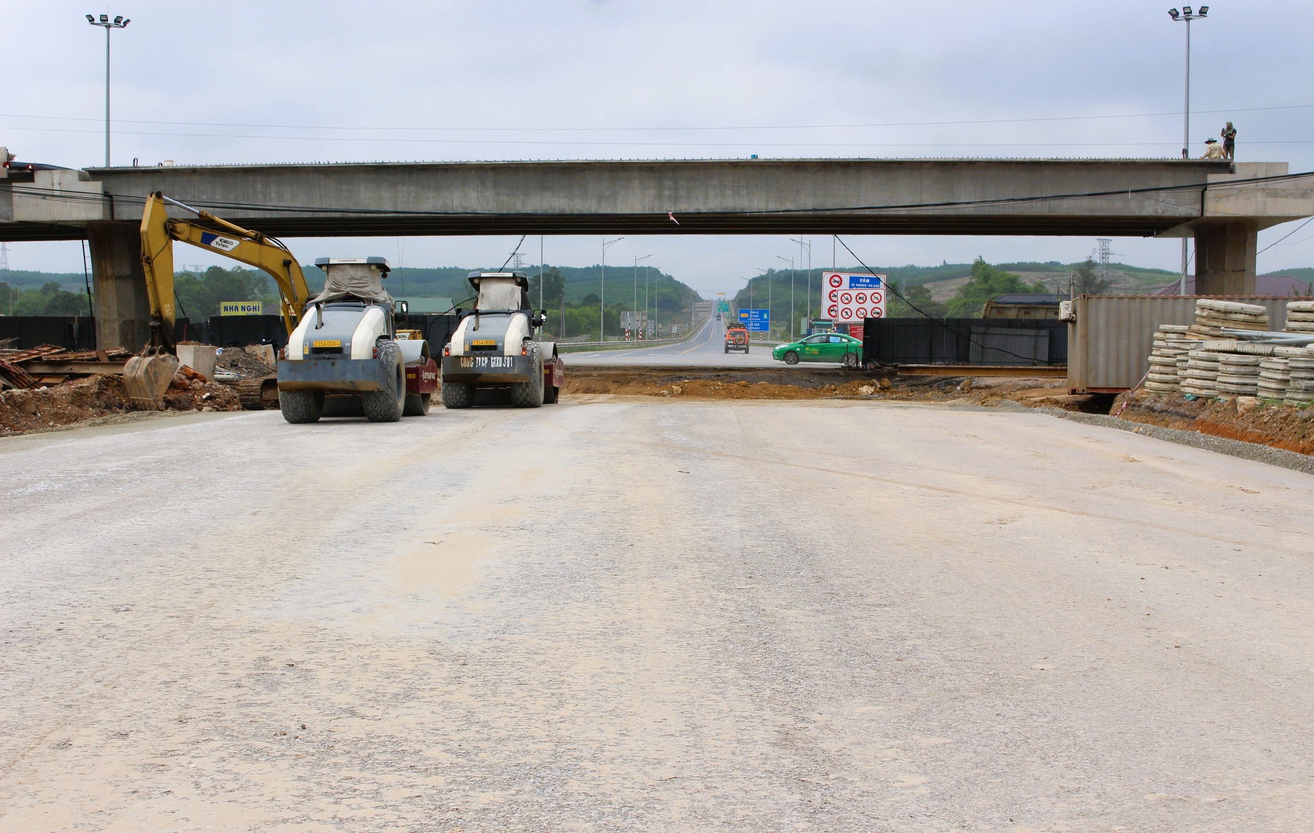 Cận cảnh 3 cầu vượt nút giao cao tốc Vạn Ninh - Cam Lộ bứt phá tiến độ sau khi có mặt bằng- Ảnh 3. Cận cảnh 3 cầu vượt nút giao cao tốc Vạn Ninh - Cam Lộ bứt phá tiến độ sau khi có mặt bằng- Ảnh 3.