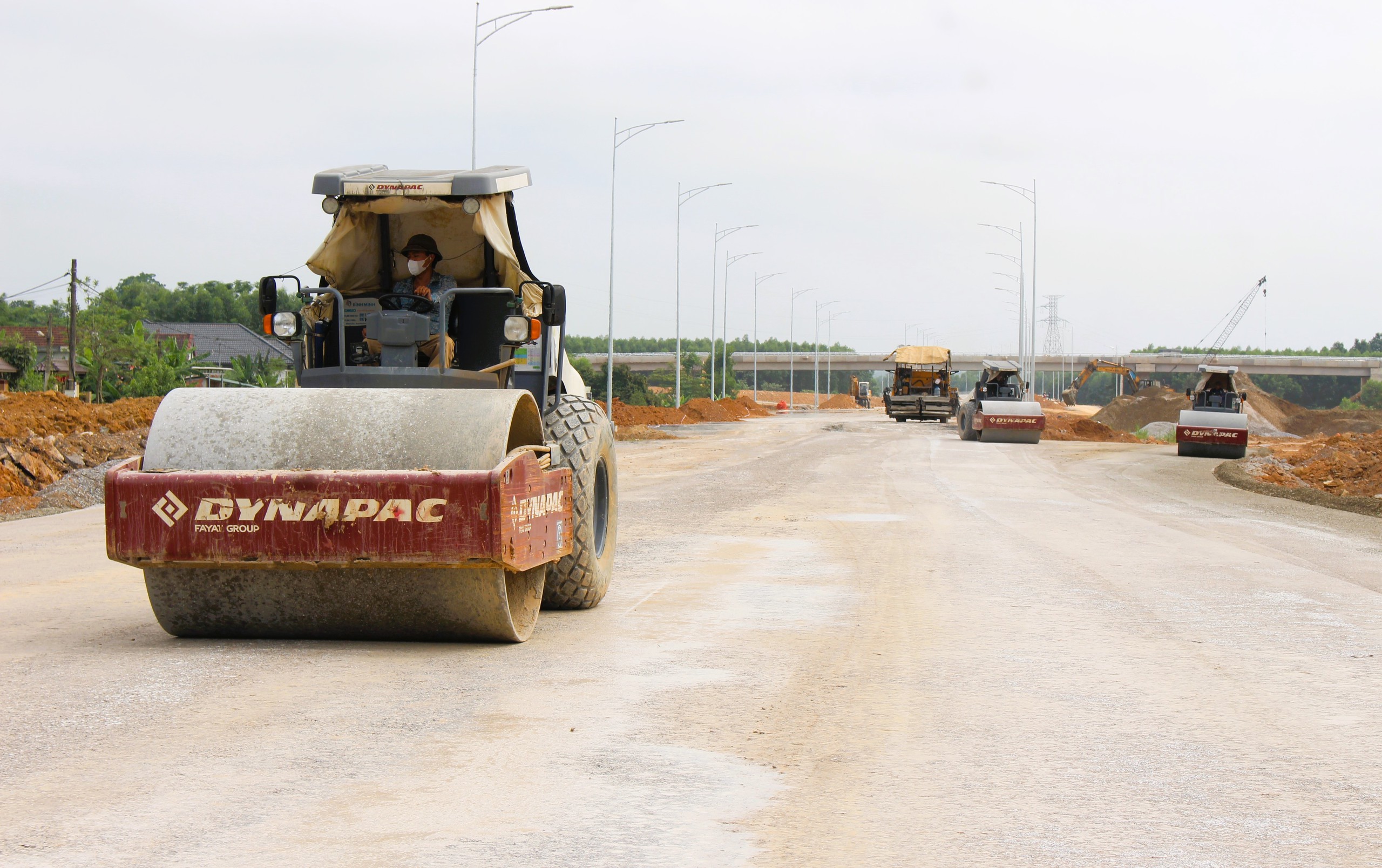 Cận cảnh 3 cầu vượt nút giao cao tốc Vạn Ninh - Cam Lộ bứt phá tiến độ sau khi có mặt bằng- Ảnh 4. Cận cảnh 3 cầu vượt nút giao cao tốc Vạn Ninh - Cam Lộ bứt phá tiến độ sau khi có mặt bằng- Ảnh 4.